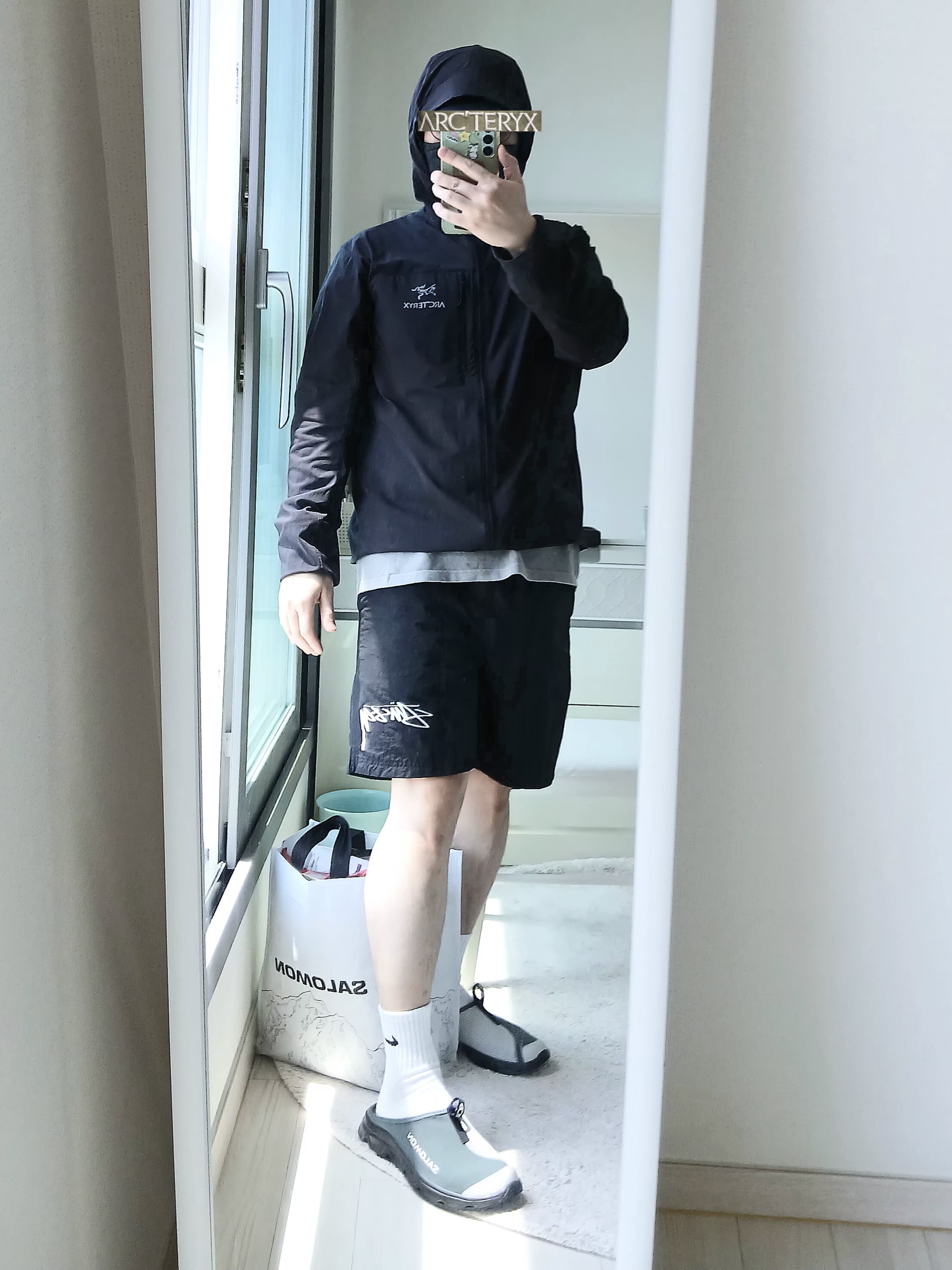 Arc'teryx Squamish Hoody Black, Nike x Stussy Shorts Black (FJ9167-010) 착용 스타일 - 3