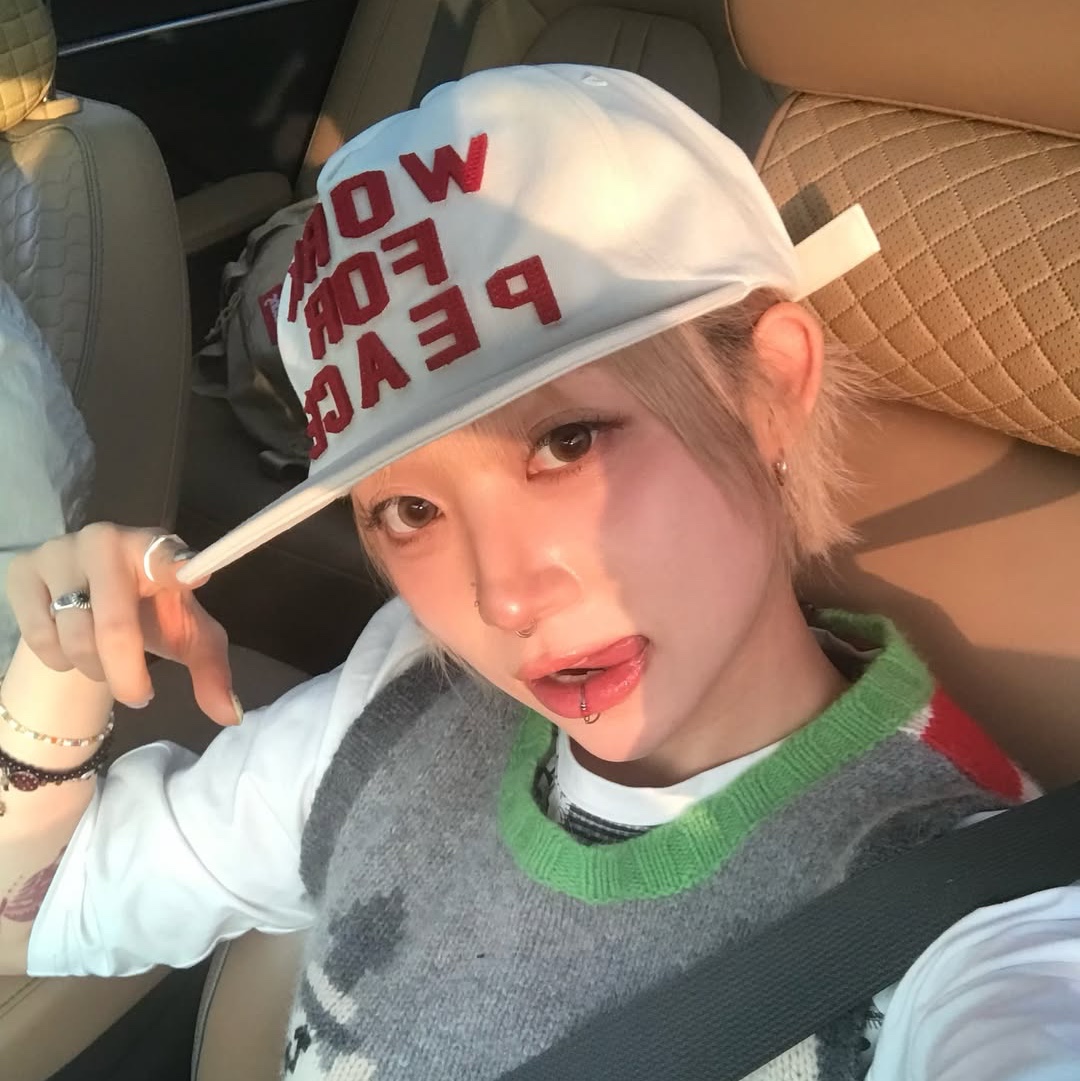AMOU Work For Peace 5pannel Cap Ivory 착용 스타일 - 2