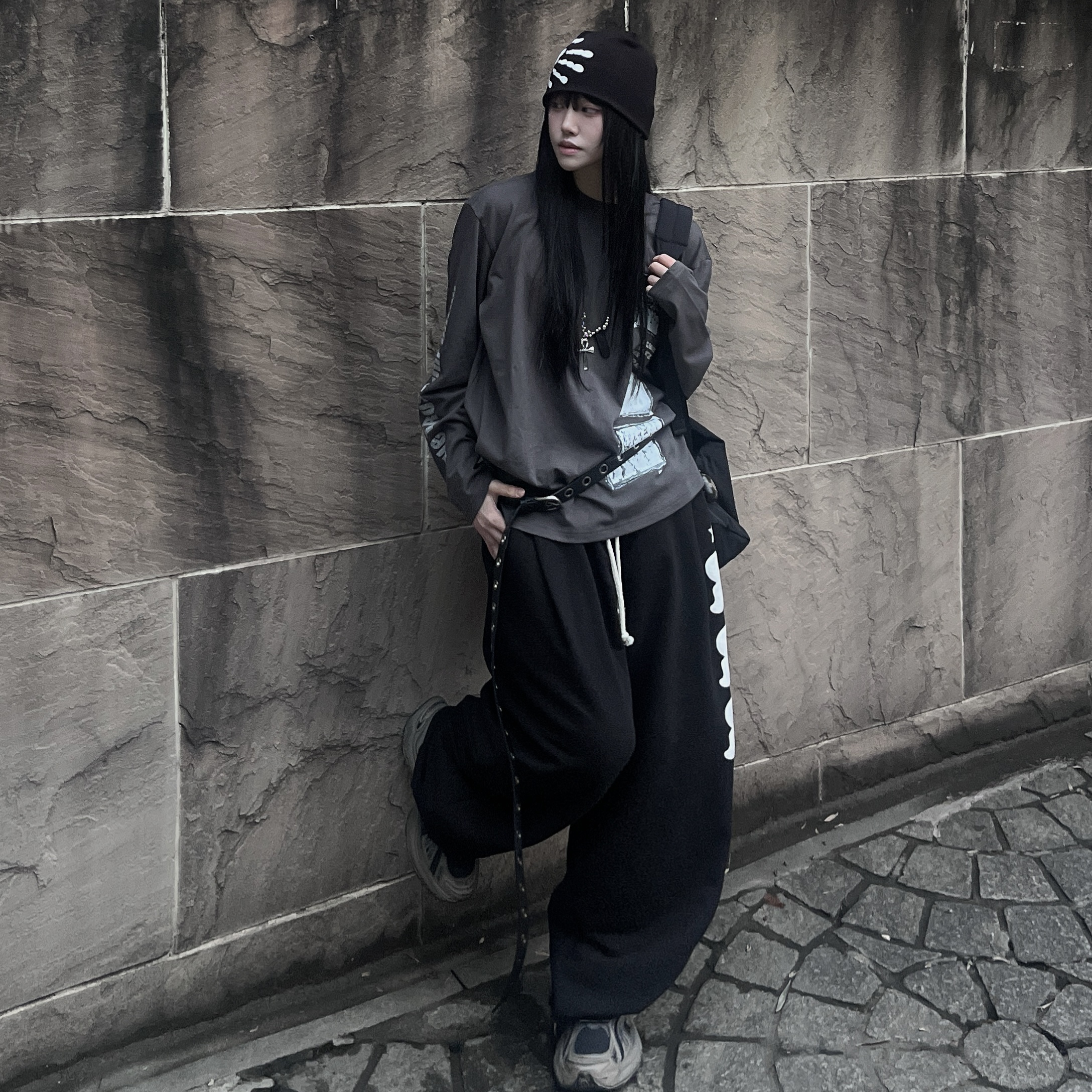 AMOU Palm Sign Beanie Black, AMOU Frame Archive Long Sleeve Charcoal 착용 스타일 - 7