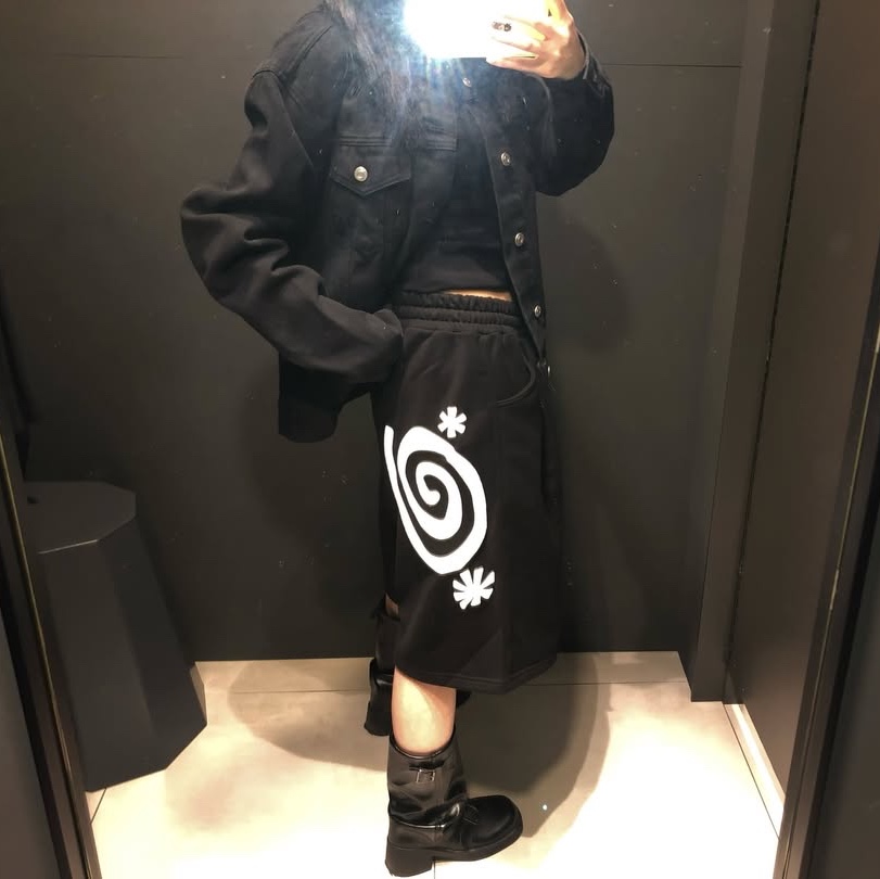 AMOU Molly One Tuck Bermuda Pants Black 착용 스타일 - 2