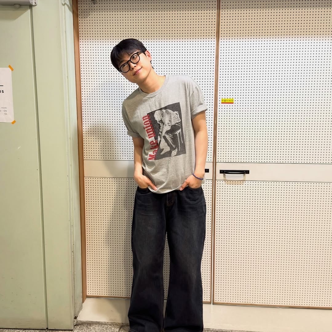 AMOU Trouble Half T-Shirts Gray 착용 스타일 - 4