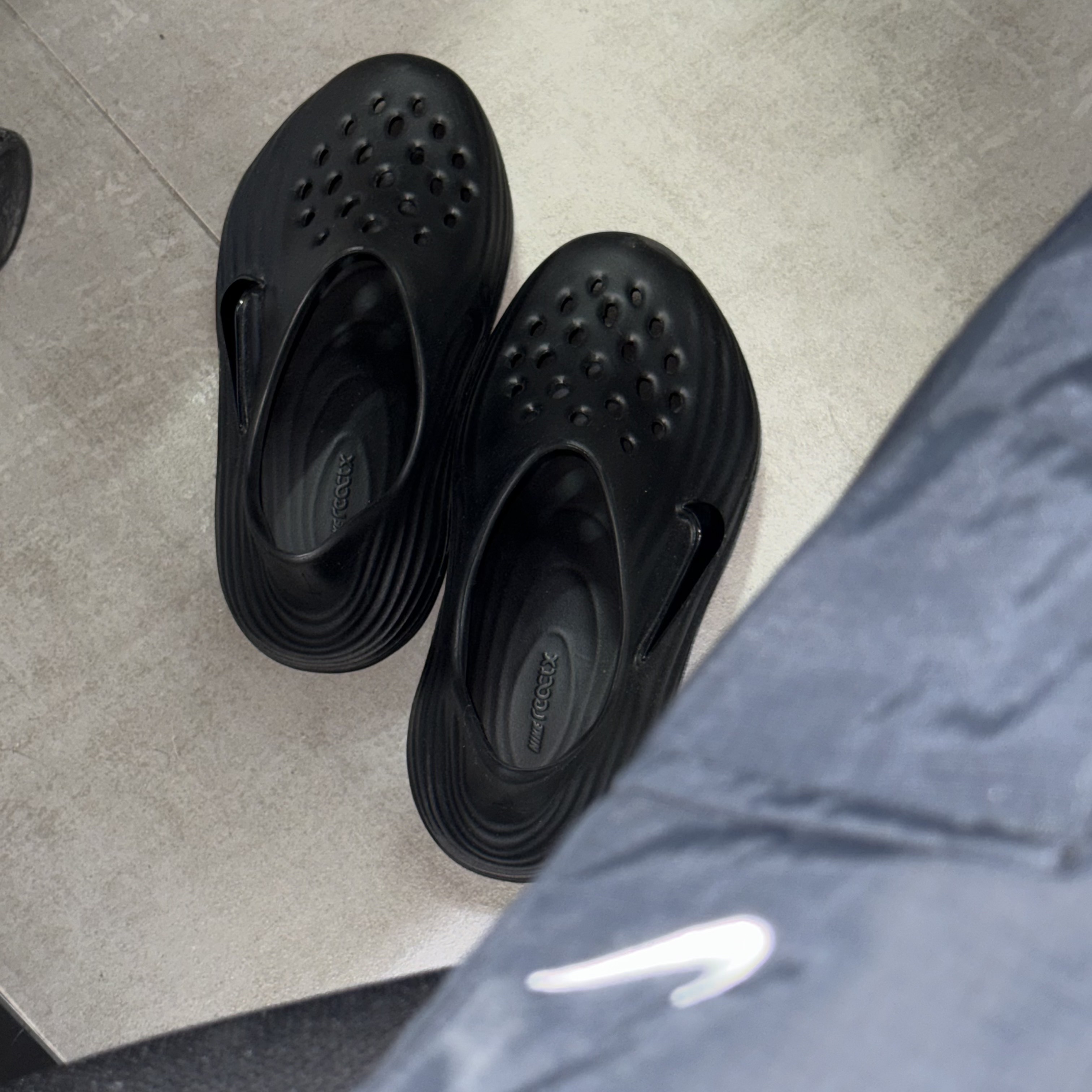 Nike ReactX Rejuven8 Triple Black 착용 스타일