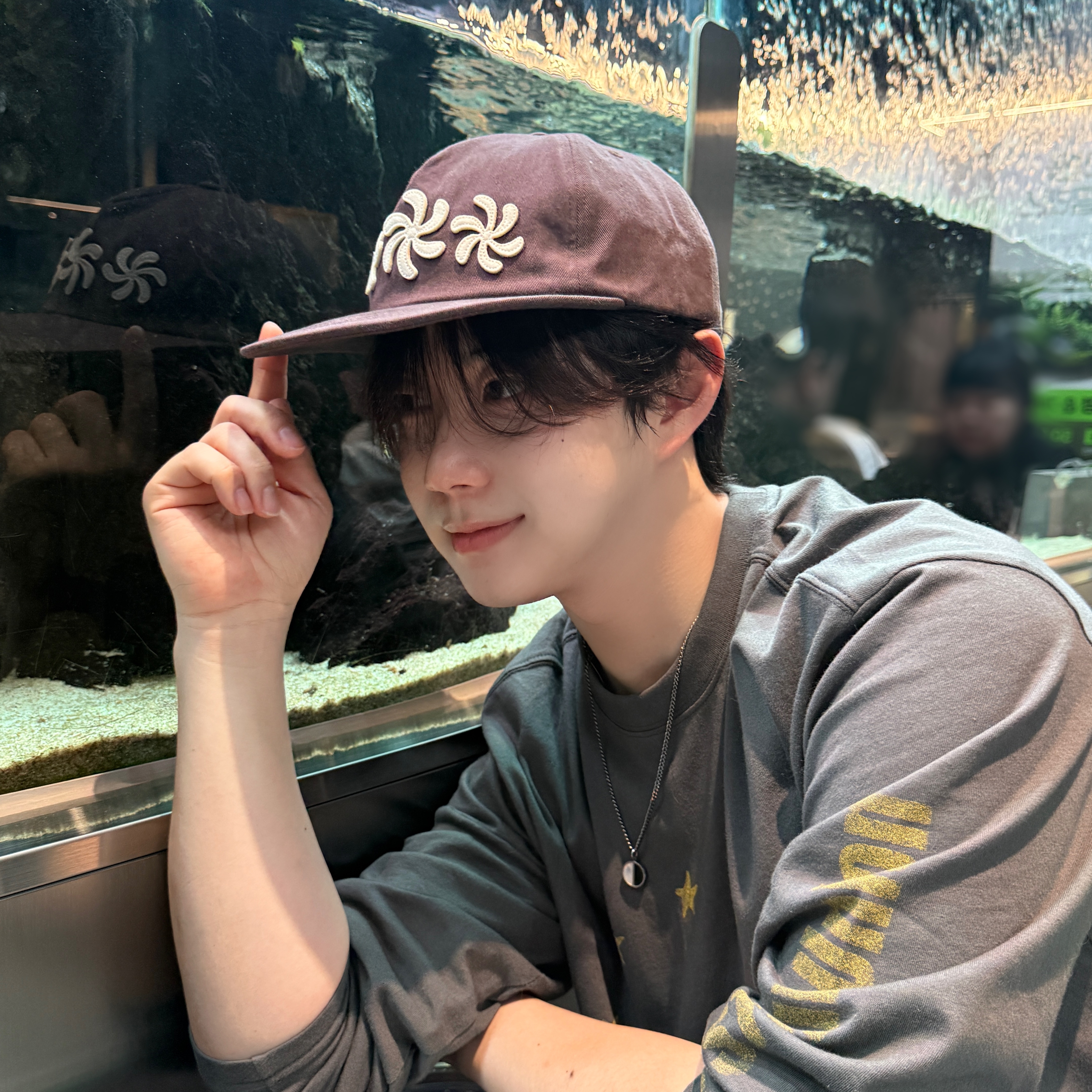 AMOU Spiral 5Pannel Cap Brown, AMOU Star Circle Long Sleeve Charcoal 착용 스타일 - 1