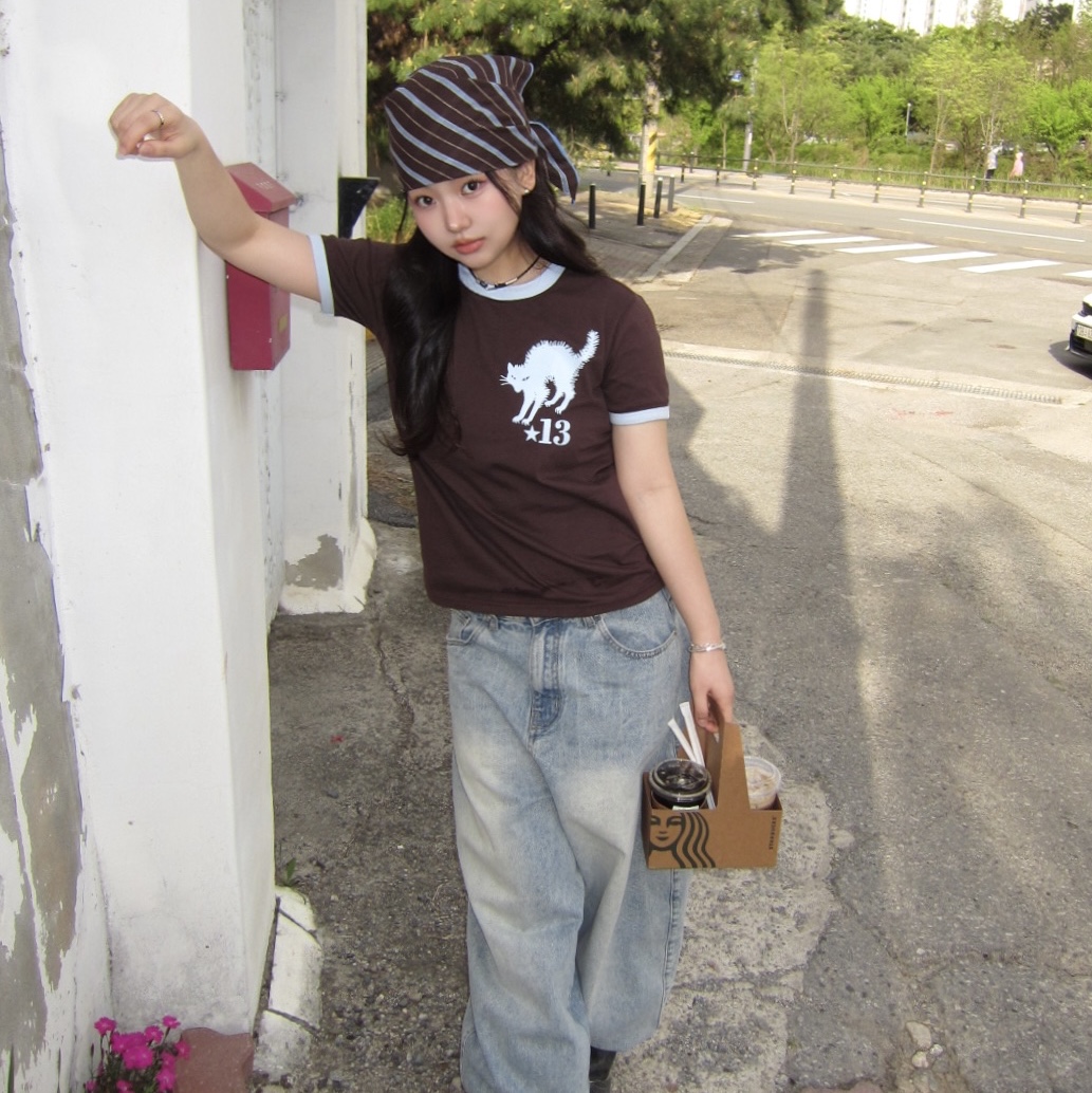AMOU 13 Cat Half T-Shirts Brown 착용 스타일 - 2