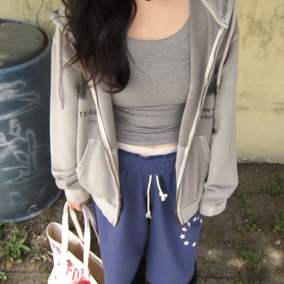 AMOU Horse One Tuck Bermuda Pants Blue, AMOU Dot Star Tote Bag 착용 스타일 - 4