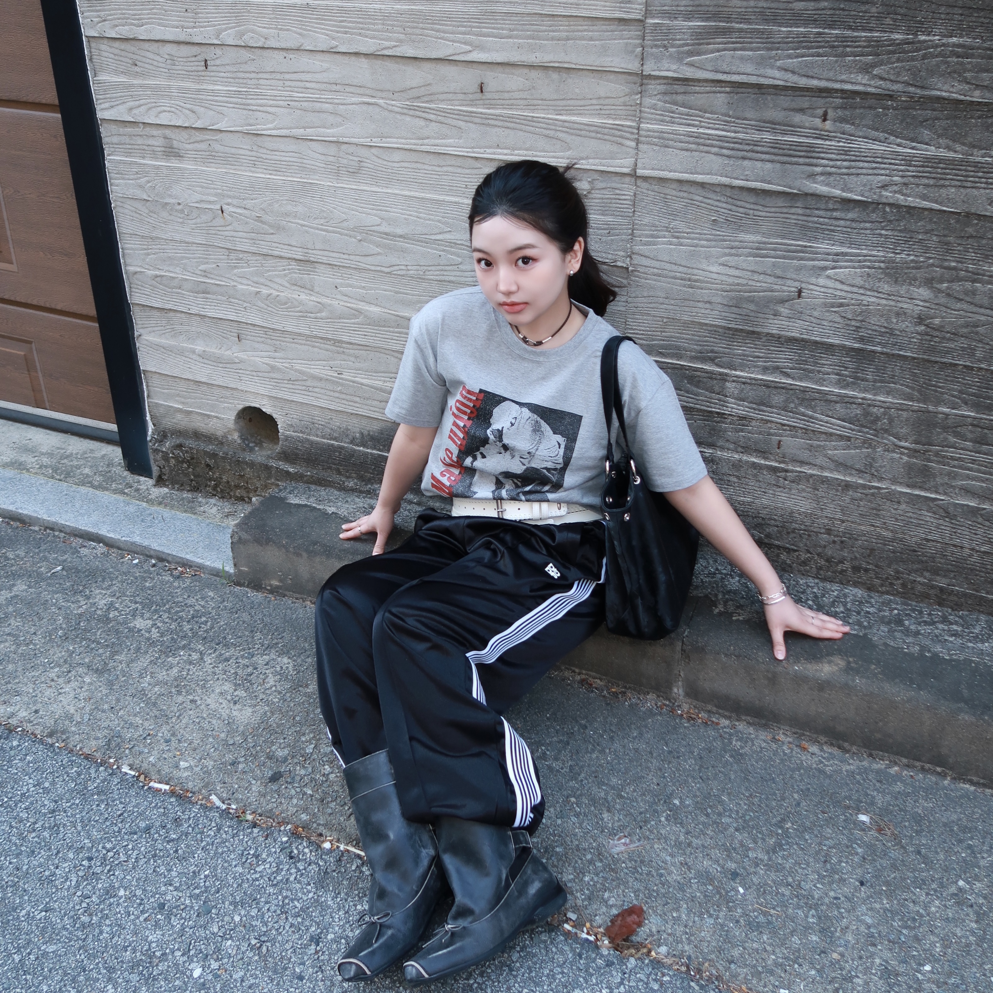 AMOU Trouble Half T-Shirts Gray 착용 스타일 - 1