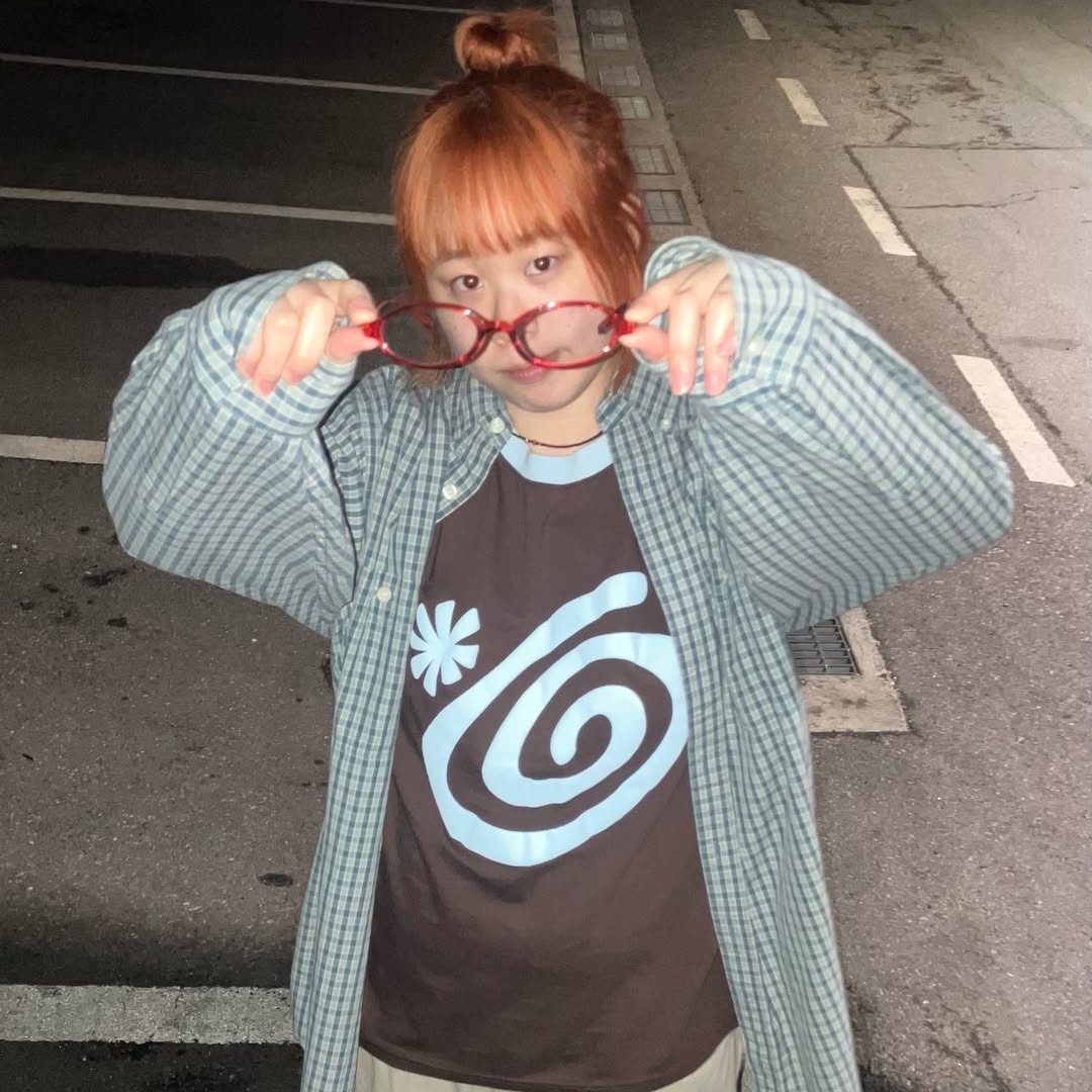 AMOU Molly Ringer T-Shirts Brown 착용 스타일 - 4