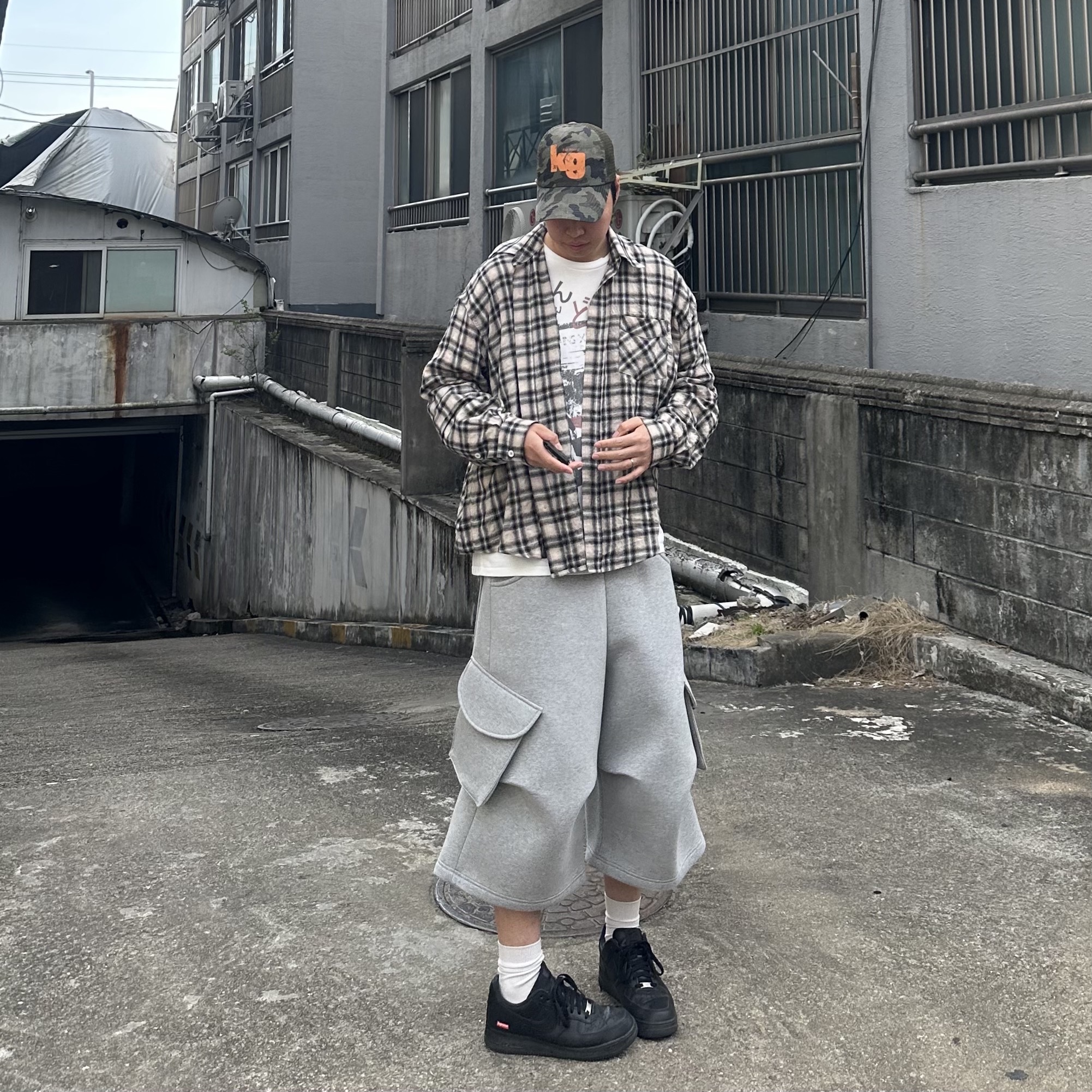 Nike x Supreme Air Force 1 Low Black, MJD Wide Cargo Bermuda Pants Melange Grey 착용 스타일
