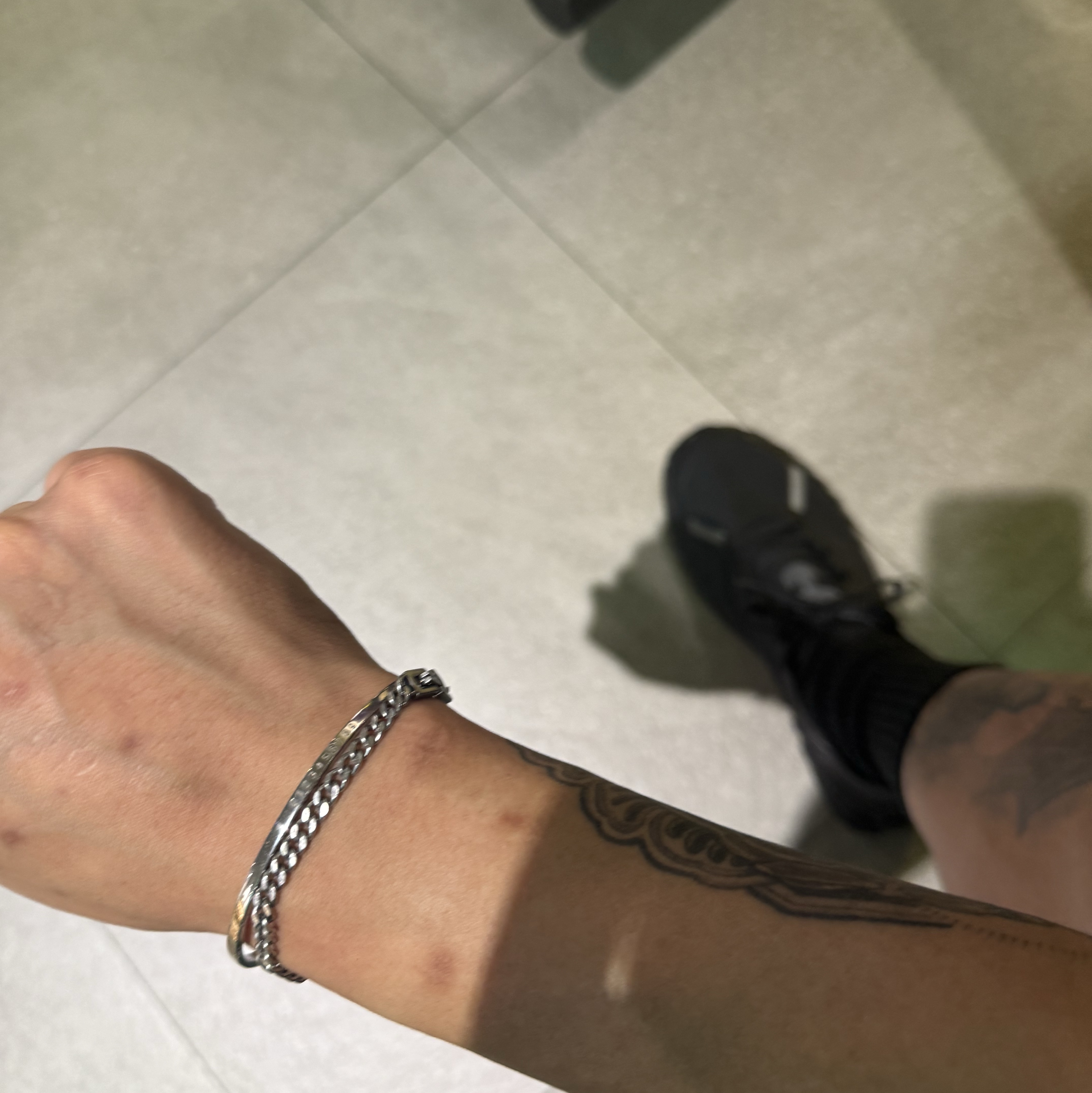 (W) MM6 Maison Margiela Numeric Minimal Signature Cuff Bracelet Polished Palladio 착용 스타일