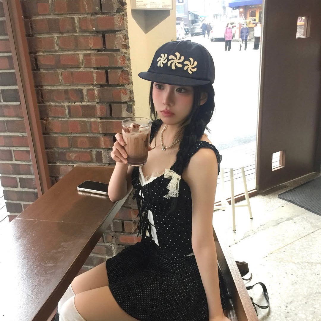 AMOU Spiral 5Pannel Cap Navy 착용 스타일 - 3