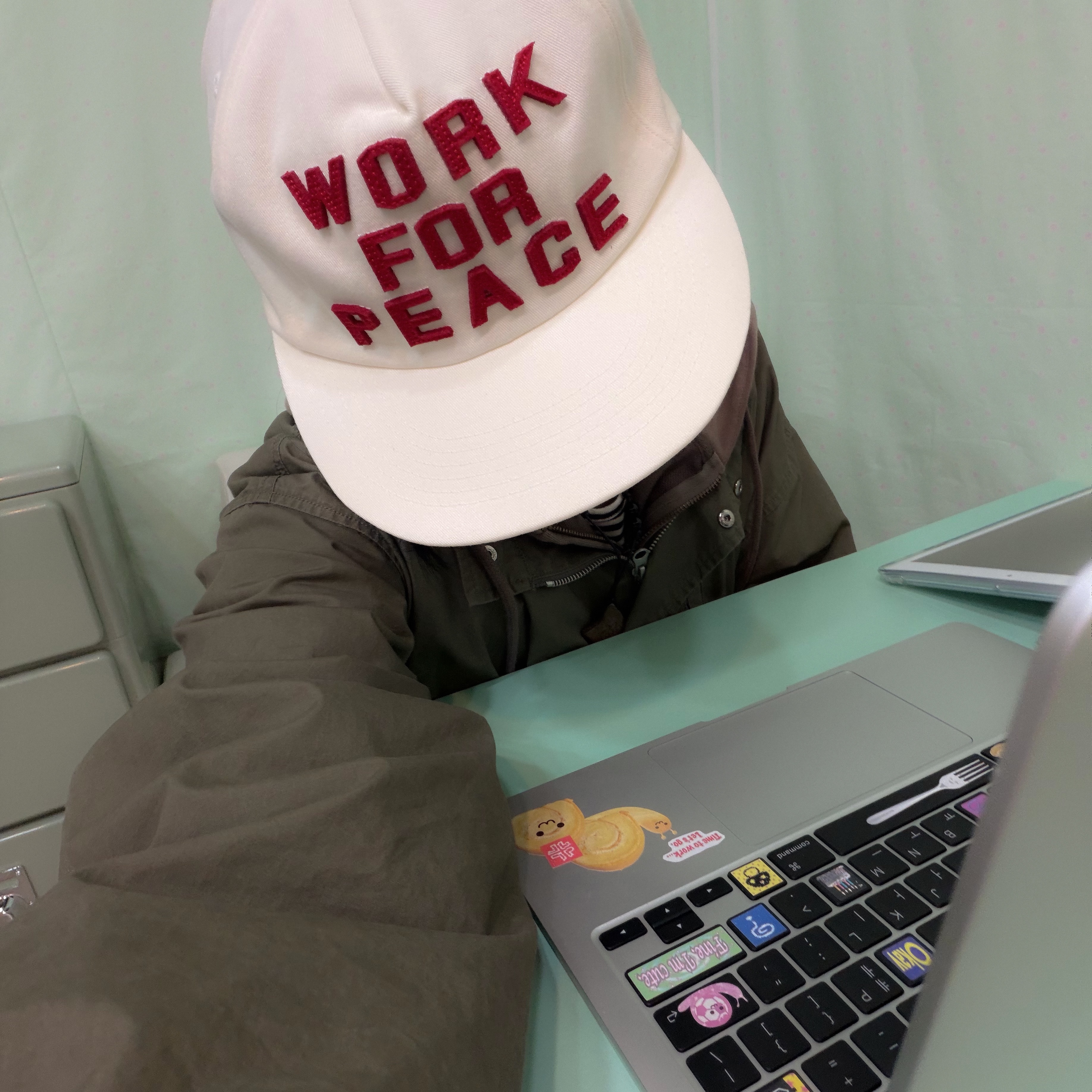 AMOU Work For Peace 5pannel Cap Ivory 착용 스타일 - 5