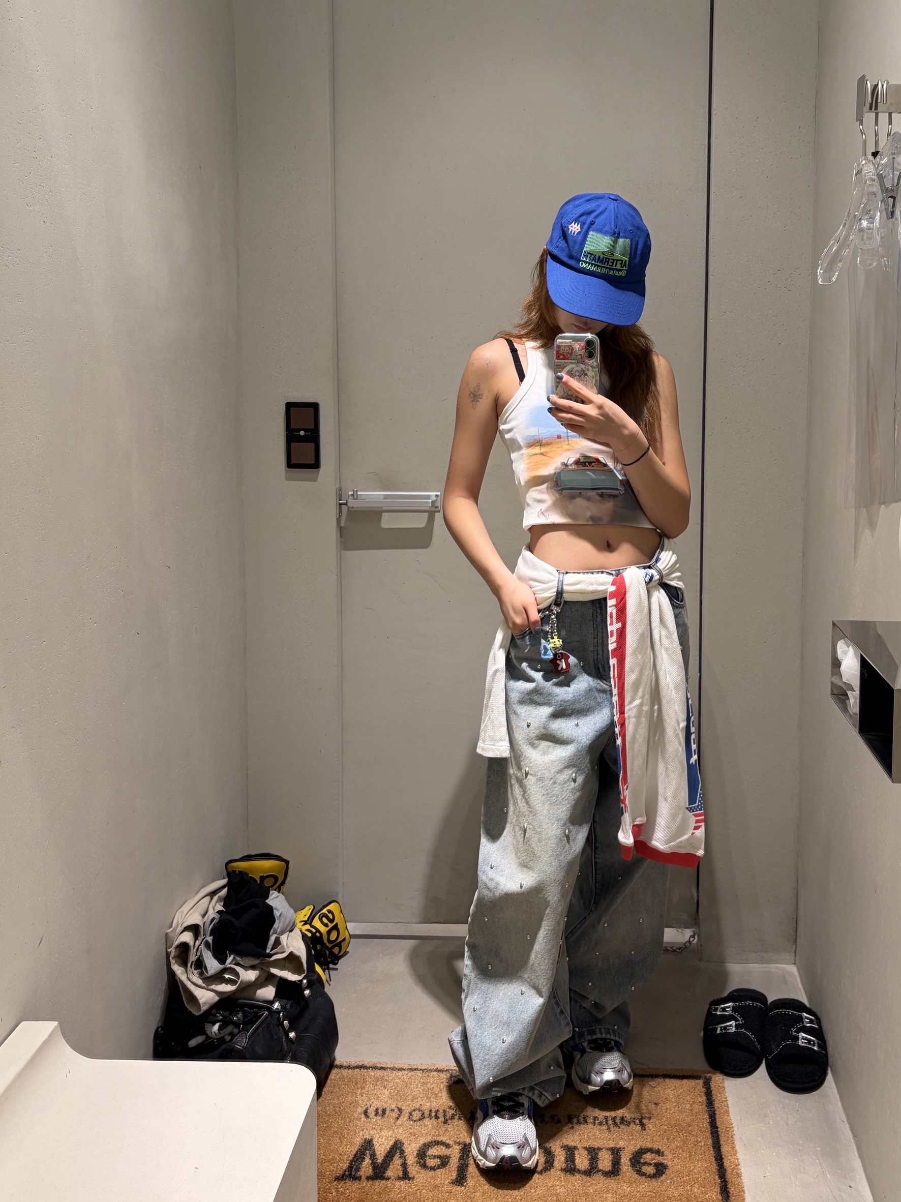 Basketcase Lax Baggy Studded Denim Light Wash Washed Blue - 26SS, Kenzo Charm Multi Color - 26SS 착용 스타일 - 2