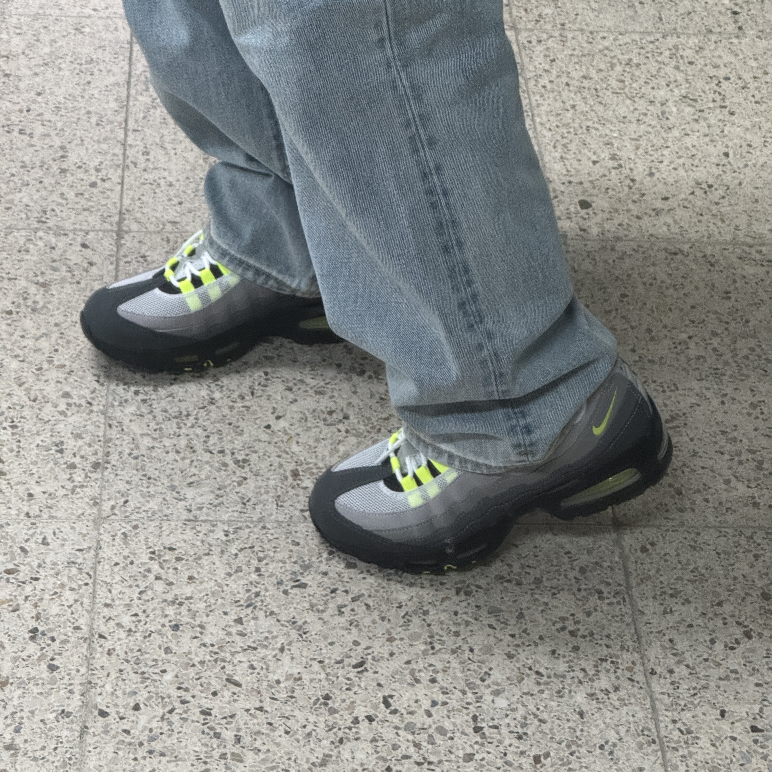 Nike Air Max 95 OG Neon 착용 스타일