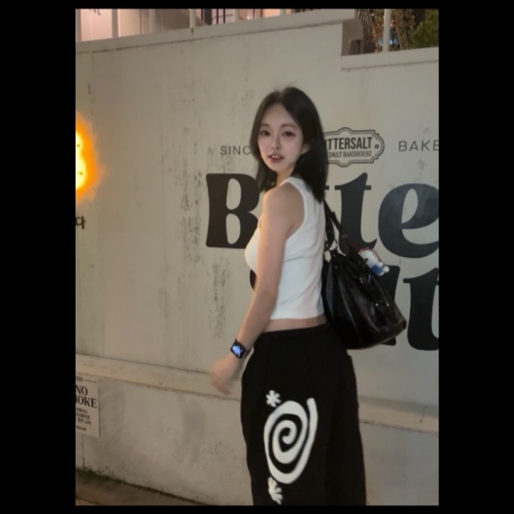 AMOU Molly One Tuck Bermuda Pants Black 착용 스타일 - 1