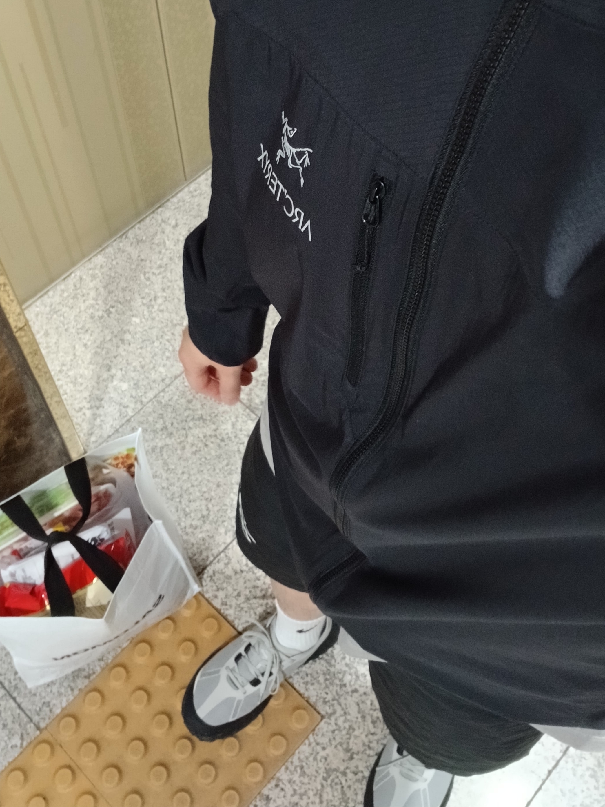 Arc'teryx Squamish Hoody Black, Nike x Stussy Shorts Black (FJ9167-010) 착용 스타일 - 2