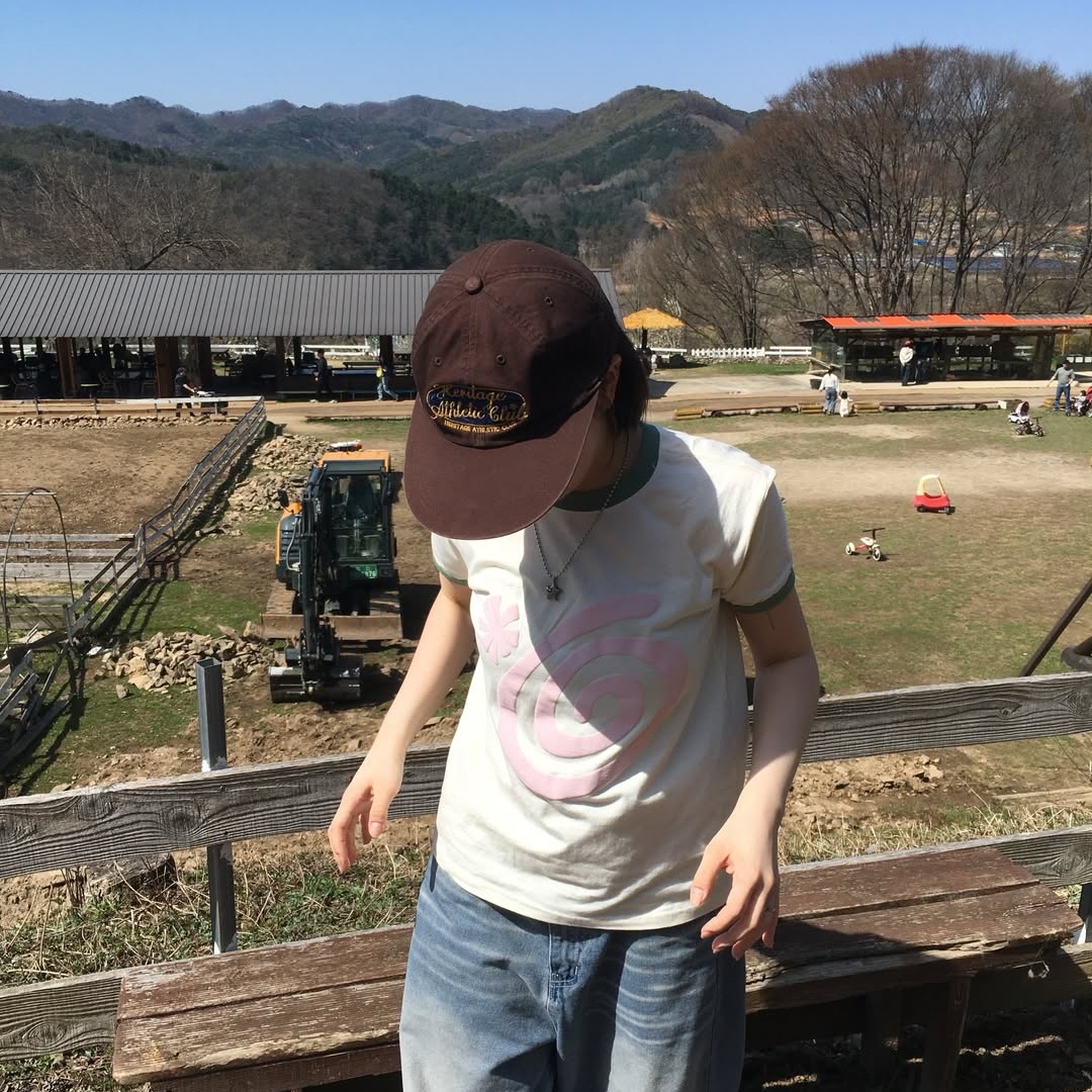 AMOU Molly Ringer T-Shirts Ivory 착용 스타일 - 8