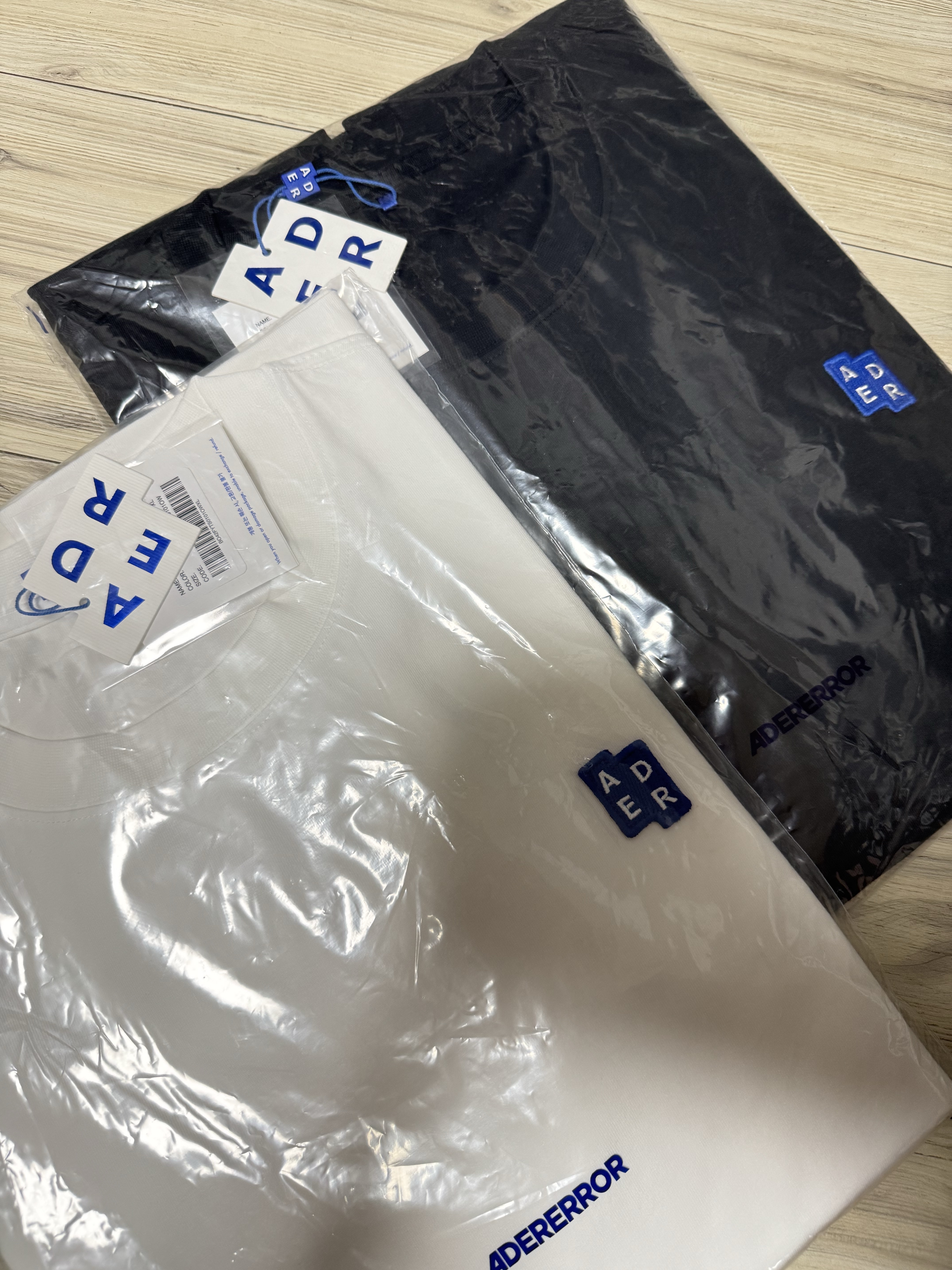 Ader Error Sig; TRS/BL Tag T-Shirt 01 Off White, Ader Error Sig; TRS/BL Tag T-Shirt 01 Black 착용 스타일