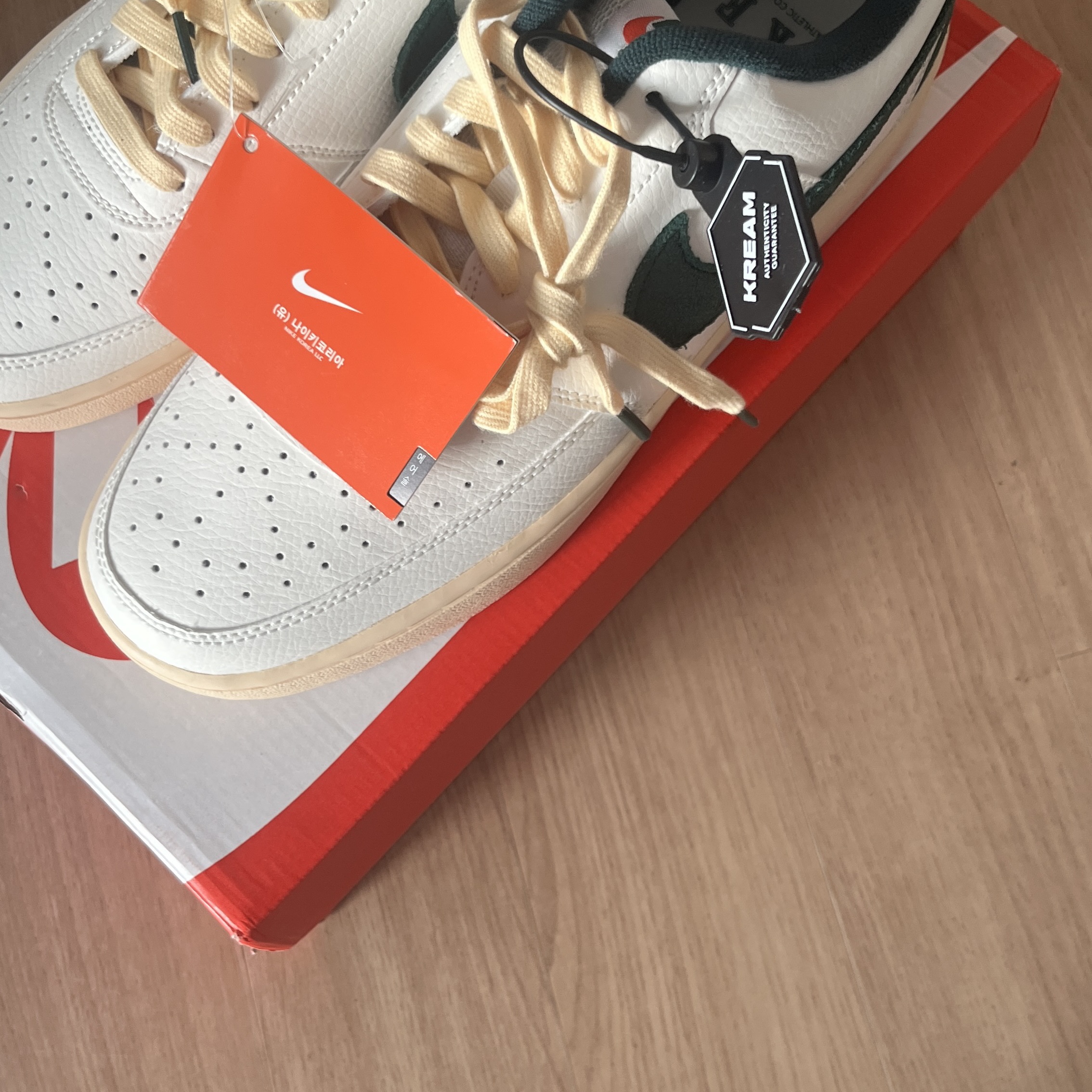 Nike Court Vision Low Green Sail 착용 스타일