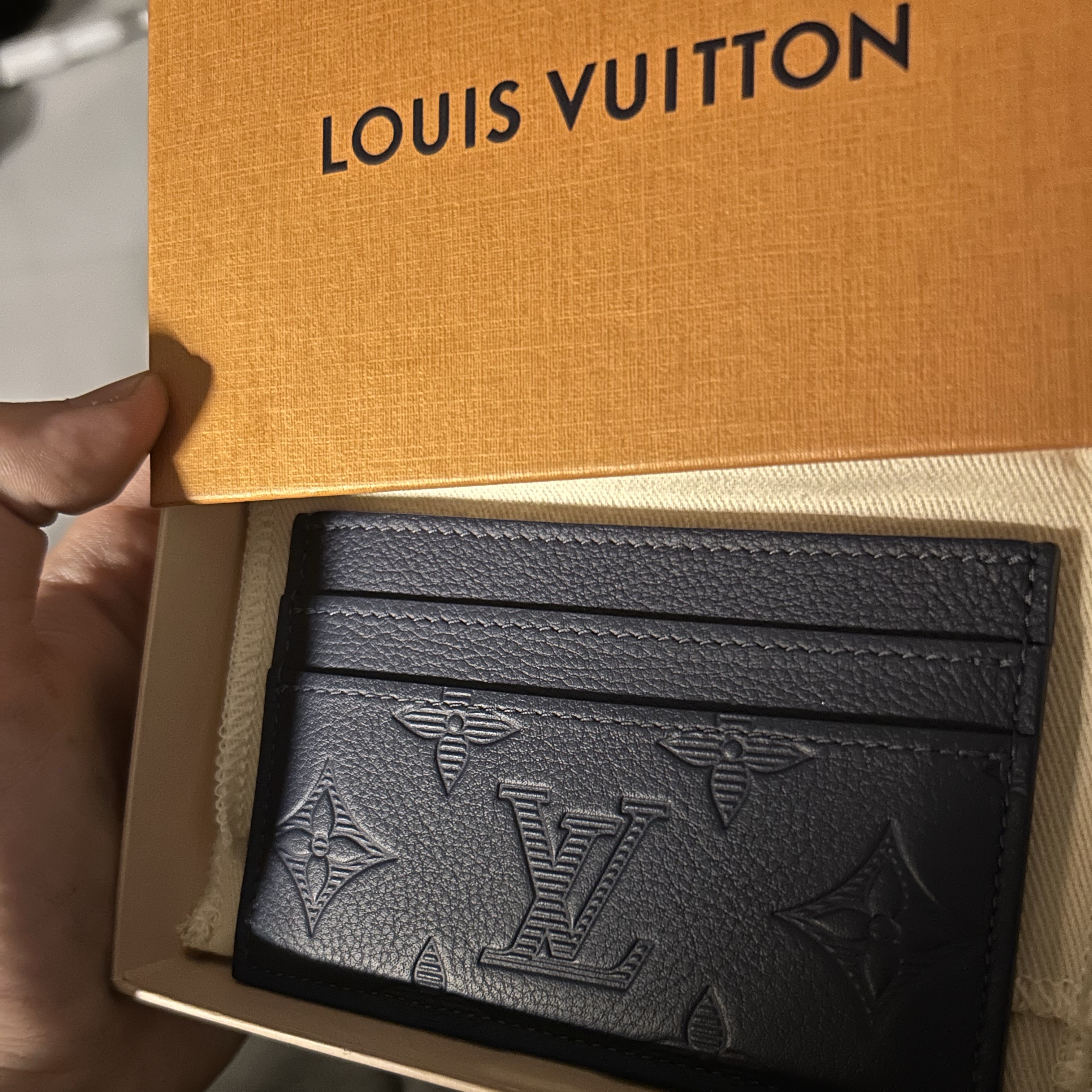 Louis Vuitton Monogram Shadow Double Card Holder Navy Blue 착용 스타일