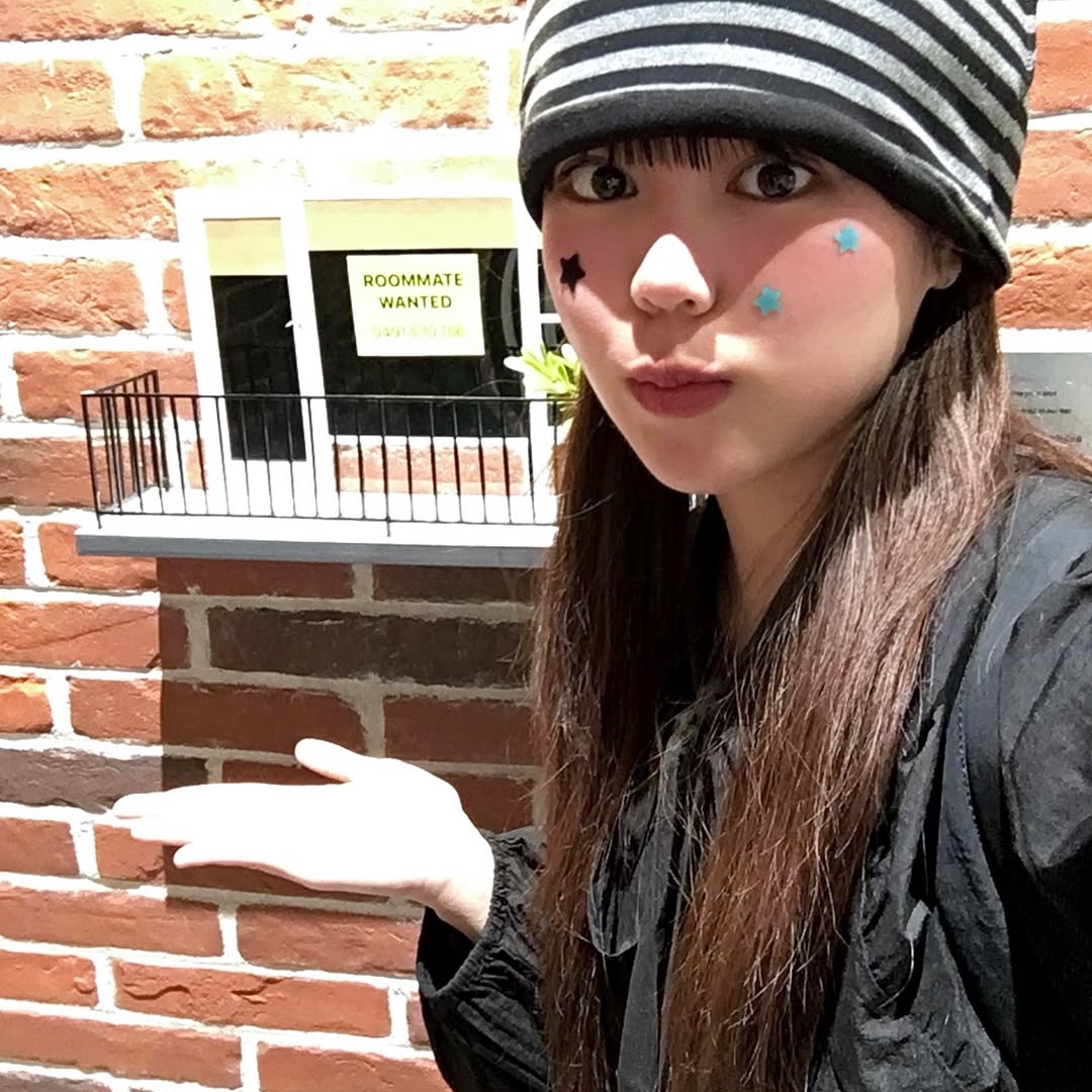 AMOU Reversible Stripe Beanie Black 착용 스타일 - 3