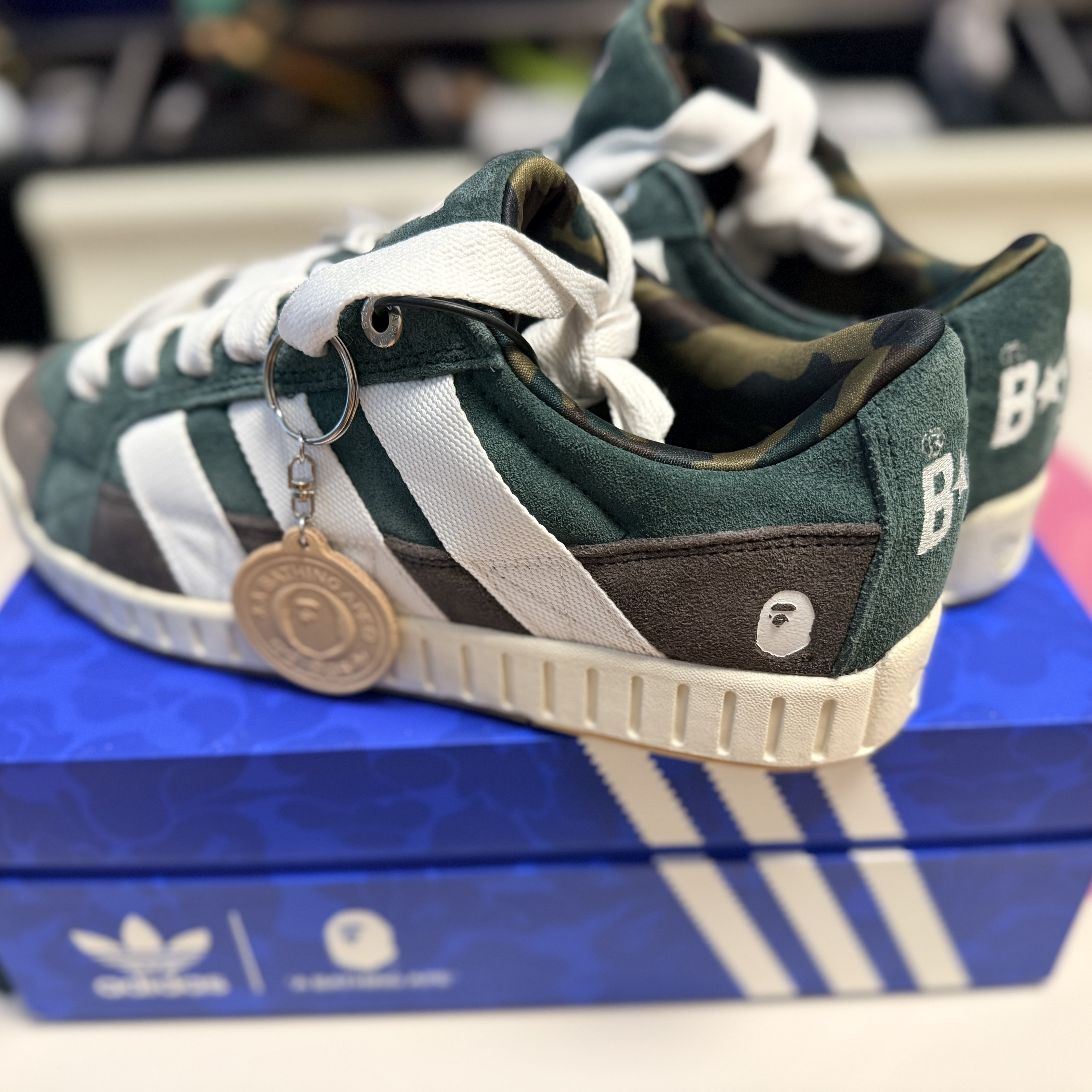 Adidas x BAPE Lawsuit Shadow Green Cloud White 착용 스타일 - 6