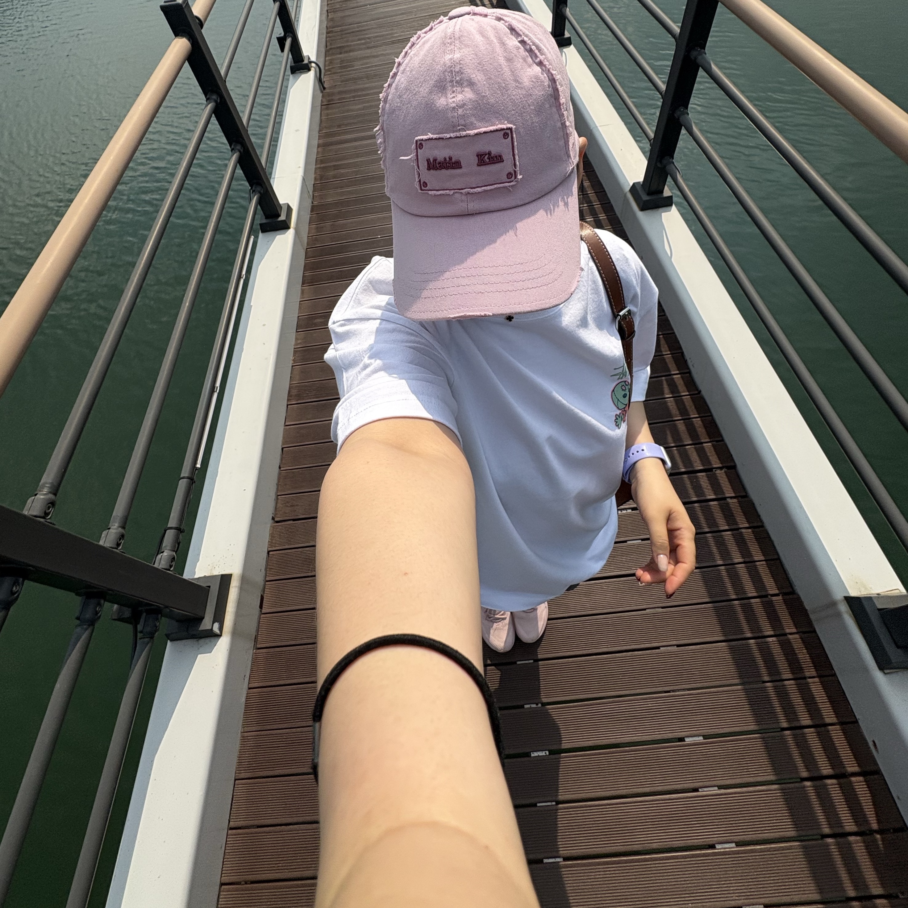 Matin Kim Square Logo Cutout Ball Cap Pink, Stussy Dollie Pigment Dyed T-Shirt Natural 착용 스타일