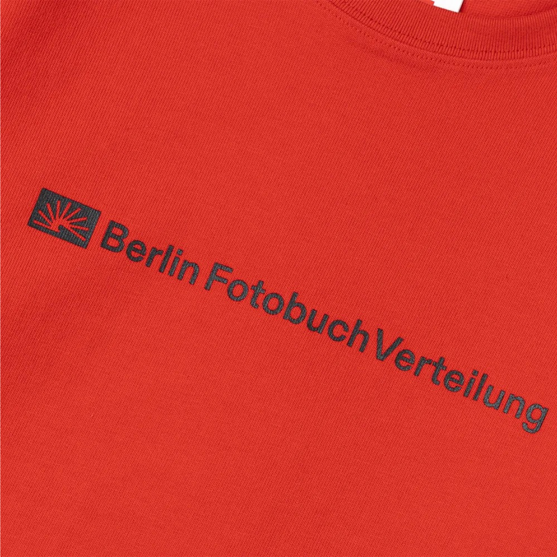 베를린 포토북 디스트리뷰션 W 002 비에프브이 센터 로고 티 레드(Berlin Photobook Distribution W 002 BFV Center Logo Tee Red) - 3