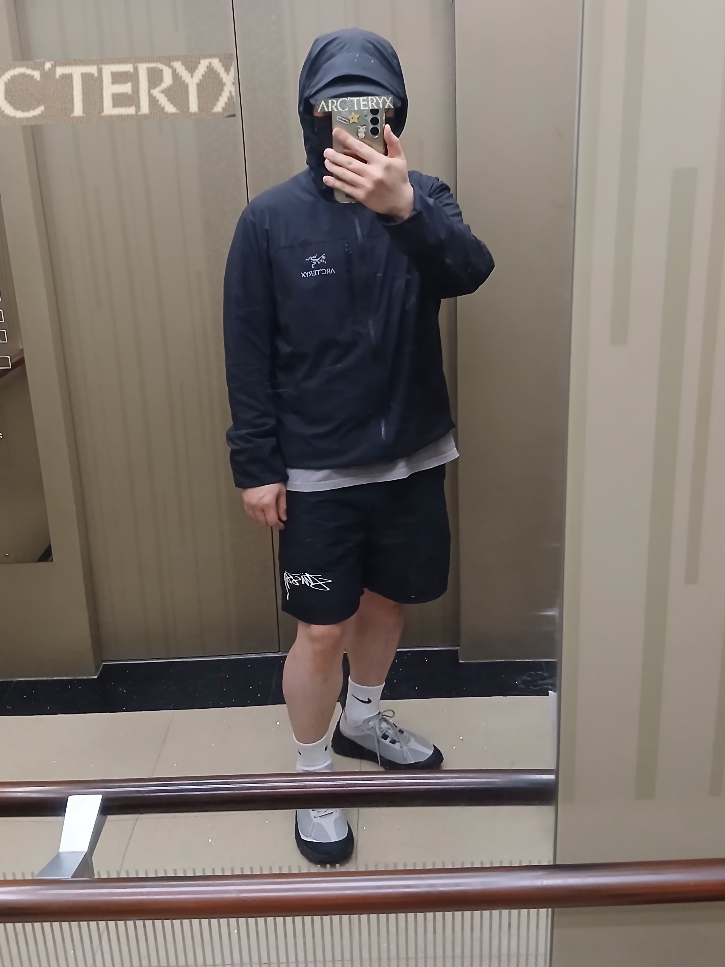 Arc'teryx Squamish Hoody Black, Nike x Stussy Shorts Black (FJ9167-010) 착용 스타일 - 5