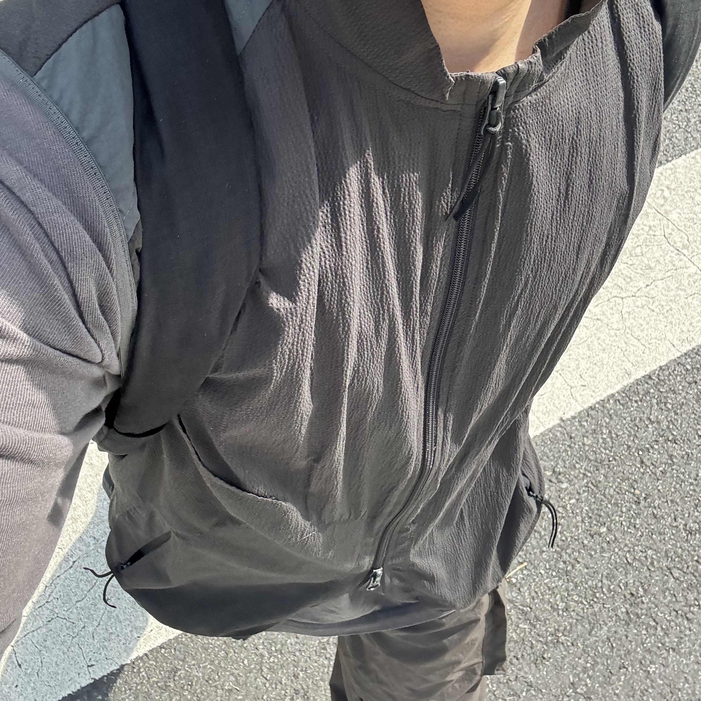 Sansan Gear Terraface Vest Charcoal, Hyein Seo Backpack Black 착용 스타일 - 1