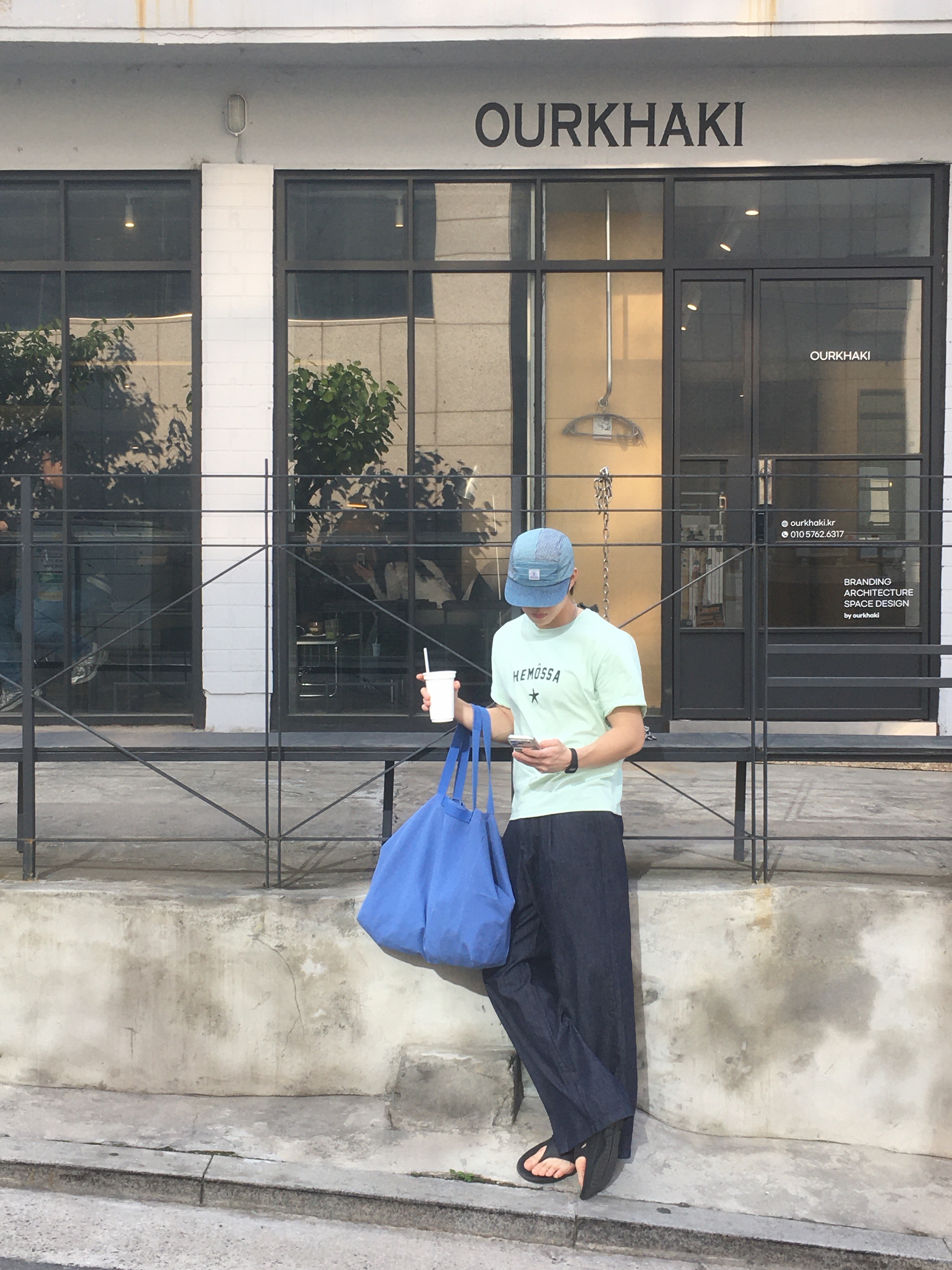 Oofos OOriginal Black, Millo Archive French Dyeing Tote Bag Pastel Blue 착용 스타일 - 2