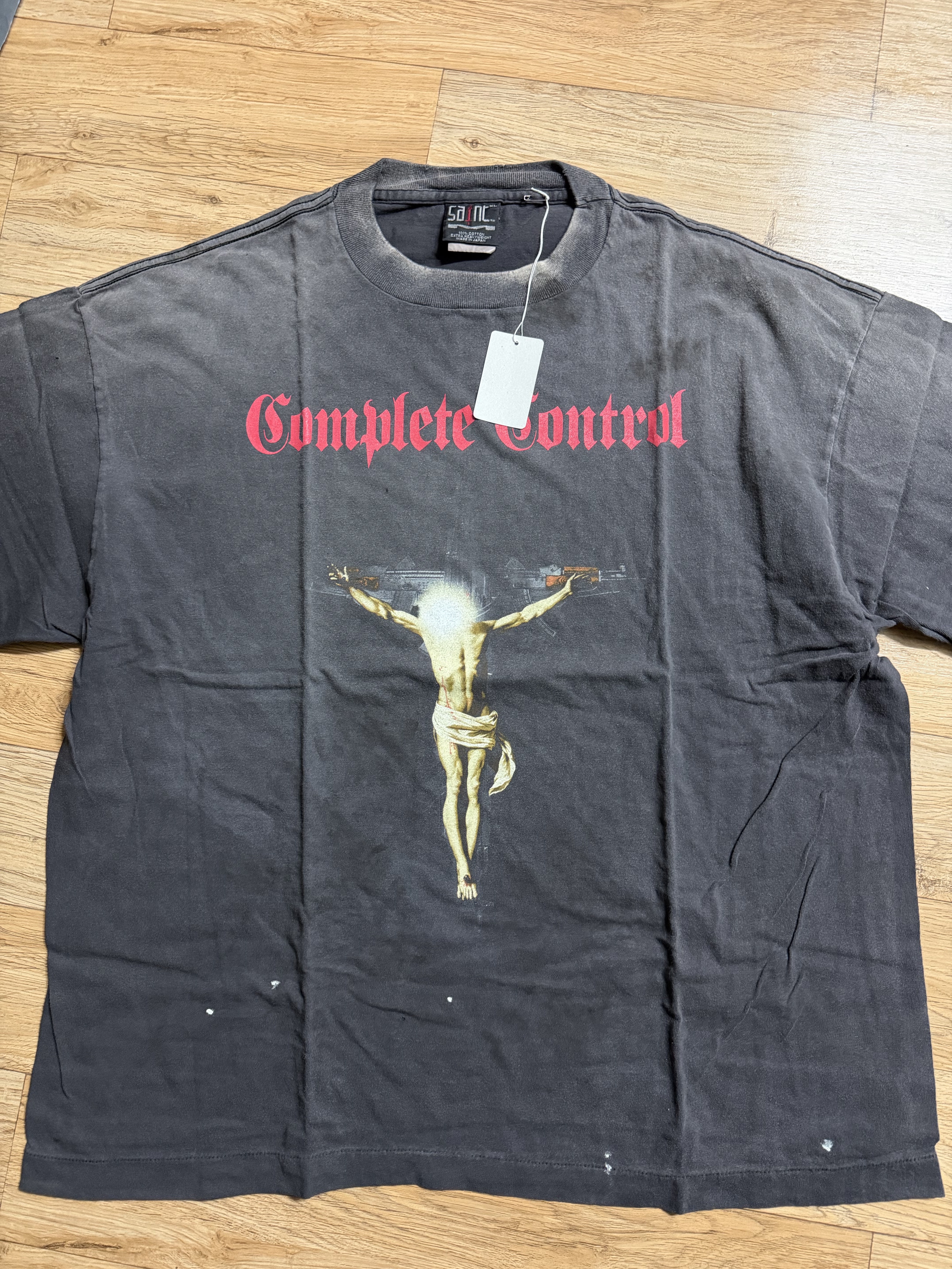 Saint Mxxxxxx x Kosuke Kawamura Complete Control S/S T-Shirt Black - 25SS 착용 스타일 - 1