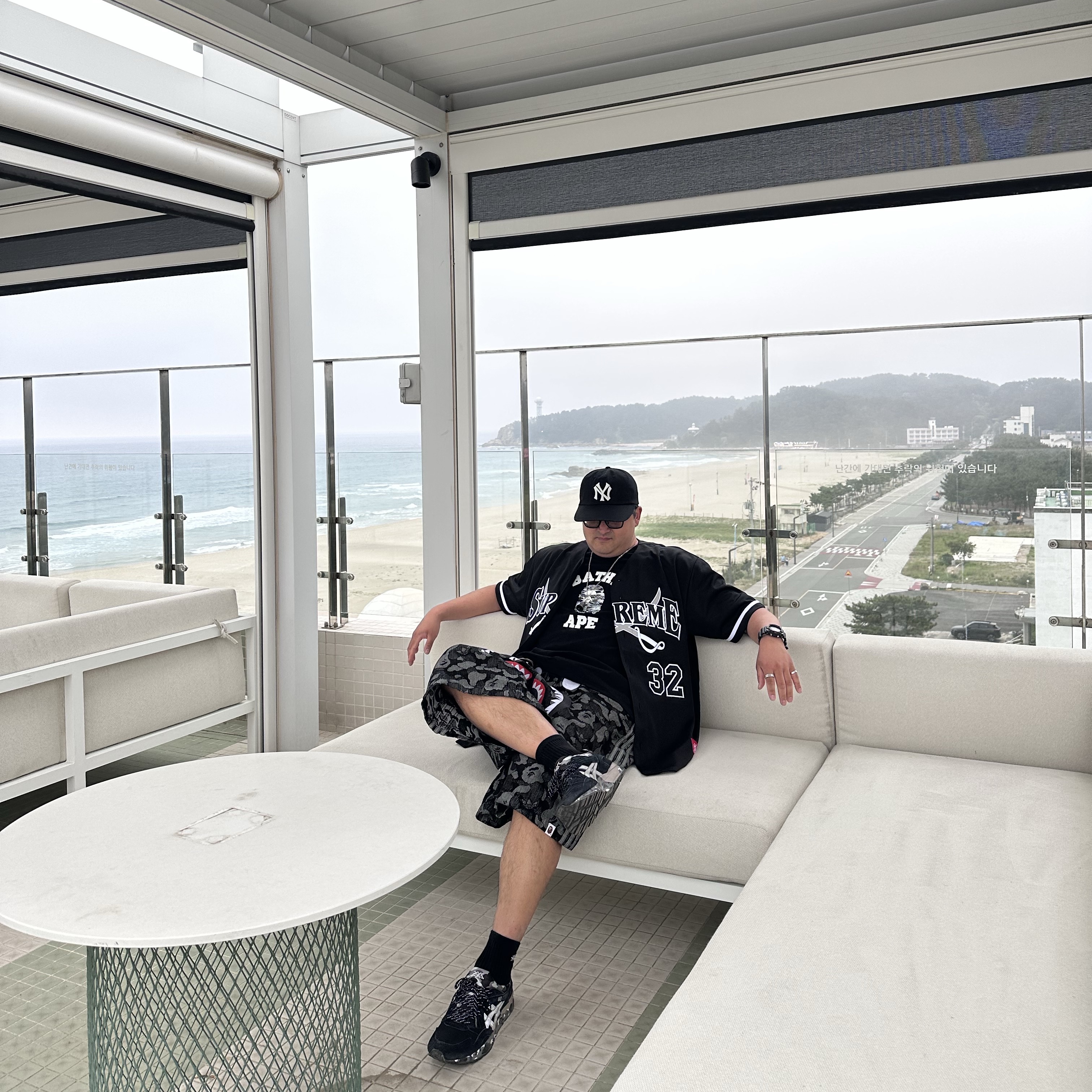 MLB Q-Fit Unstructured Ball Cap New York Yankees Black, BAPE Palm Tree Camo College T-Shirt Black 착용 스타일 - 2