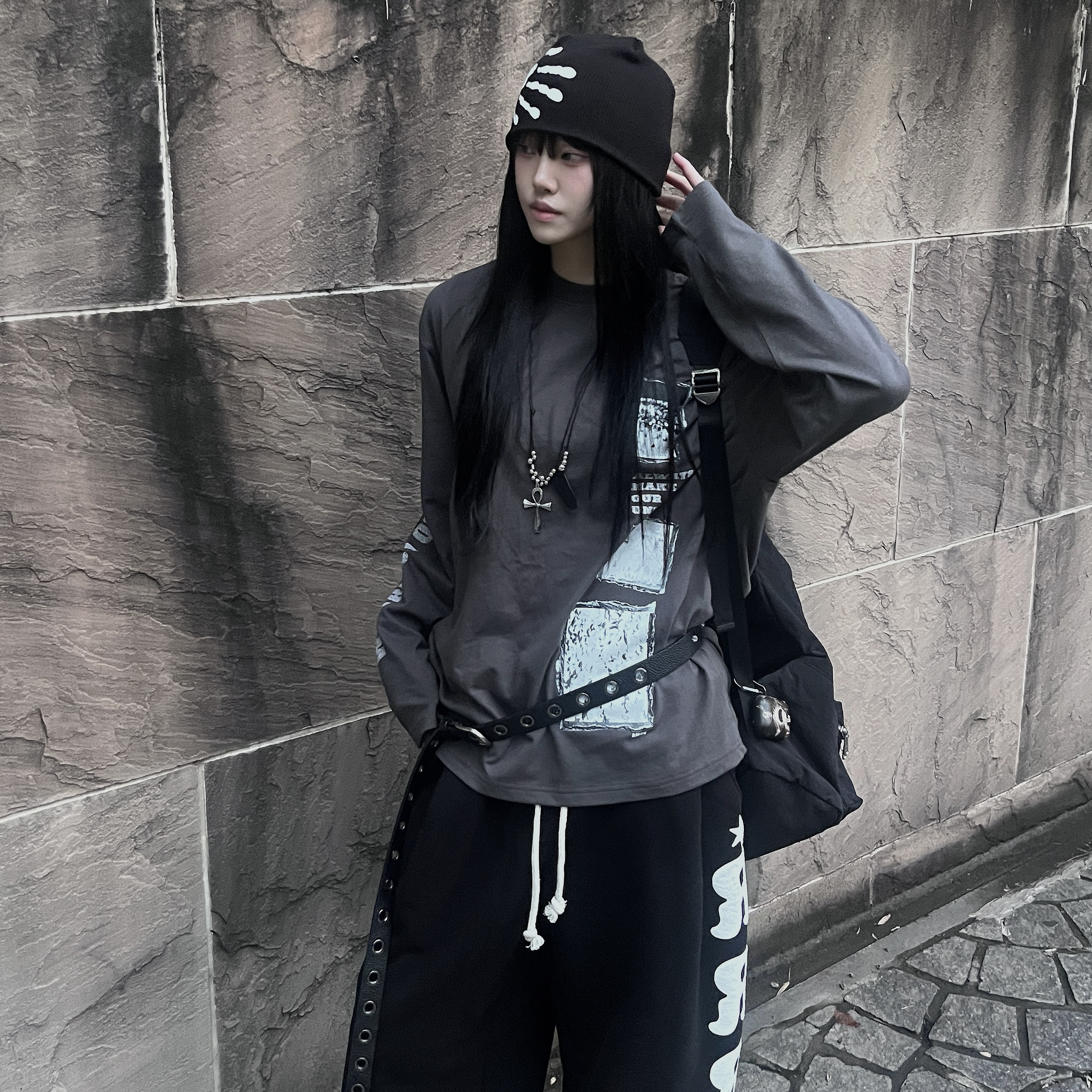 AMOU Palm Sign Beanie Black, AMOU Frame Archive Long Sleeve Charcoal 착용 스타일 - 5
