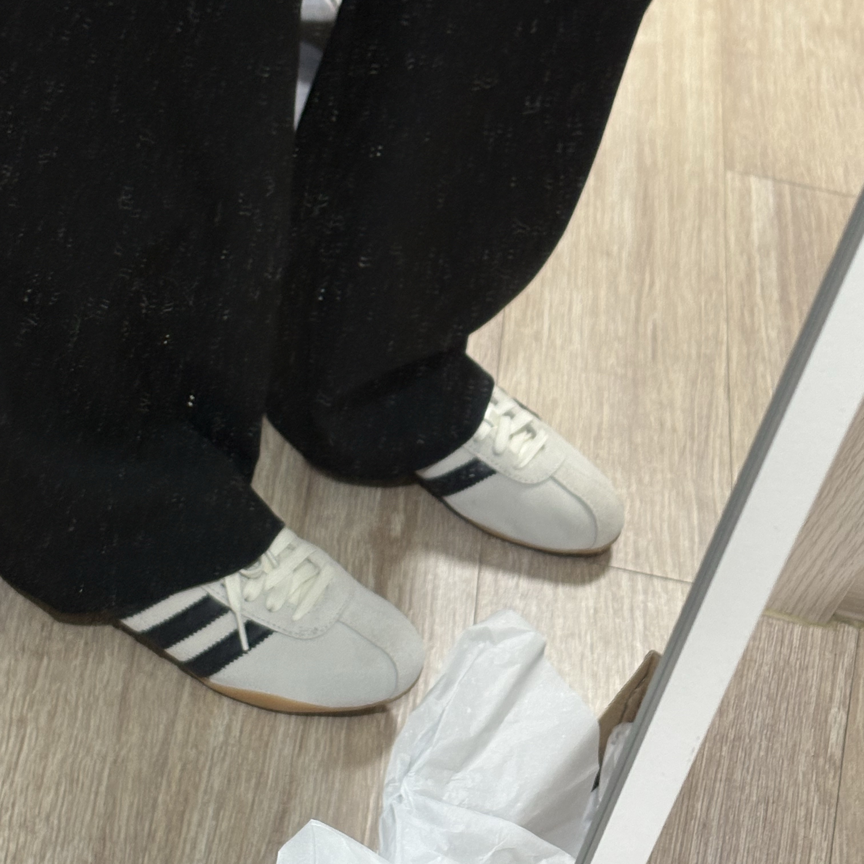 (W) Adidas Tokyo Off White Core Black 착용 스타일