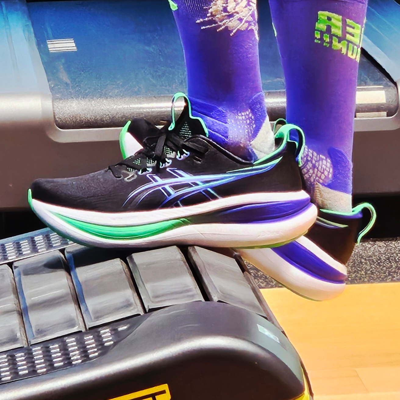 Asics Gel-Nimbus 28 Black Cobalt Burst 착용 스타일