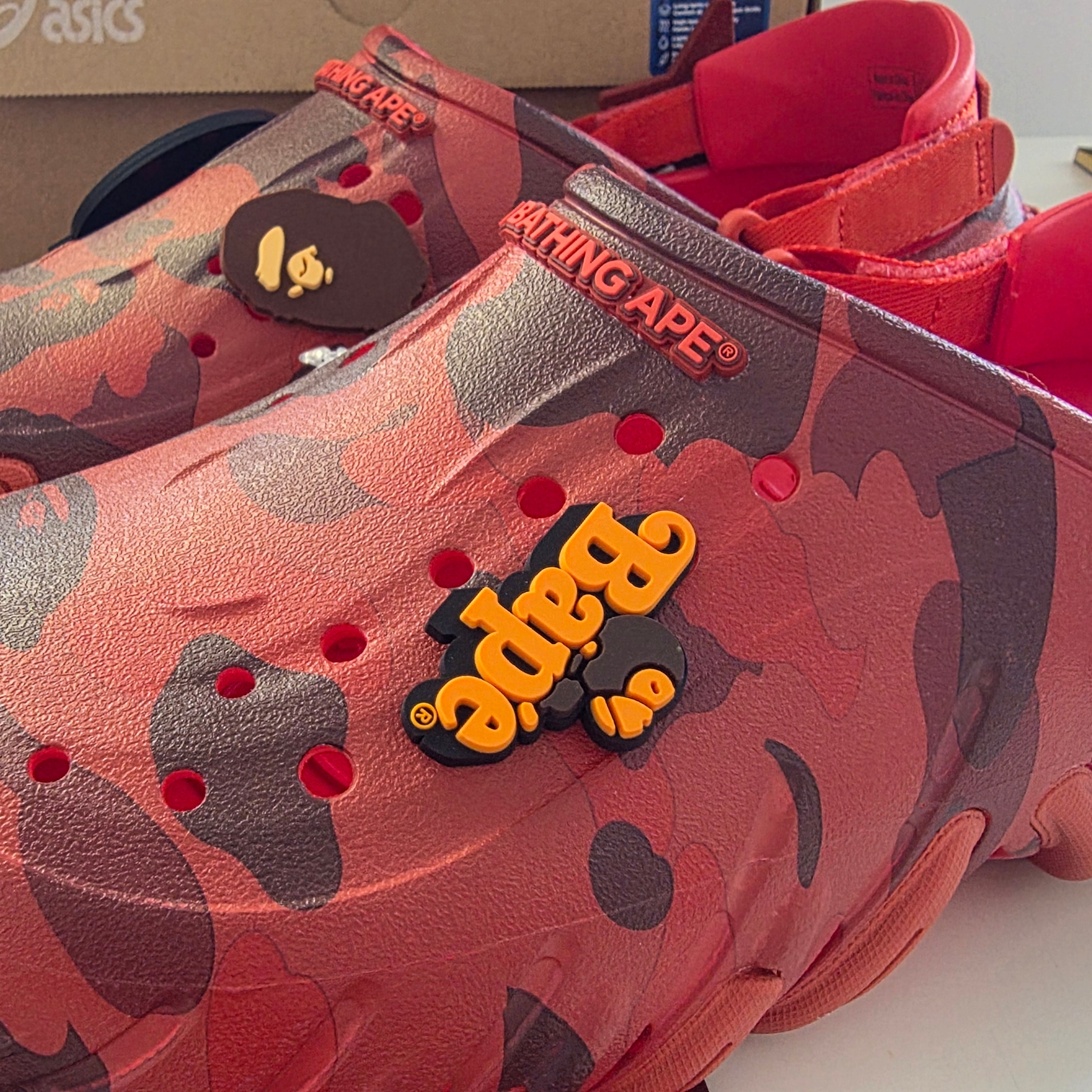 Crocs x BAPE Echo RO Clog Red 착용 스타일 - 1