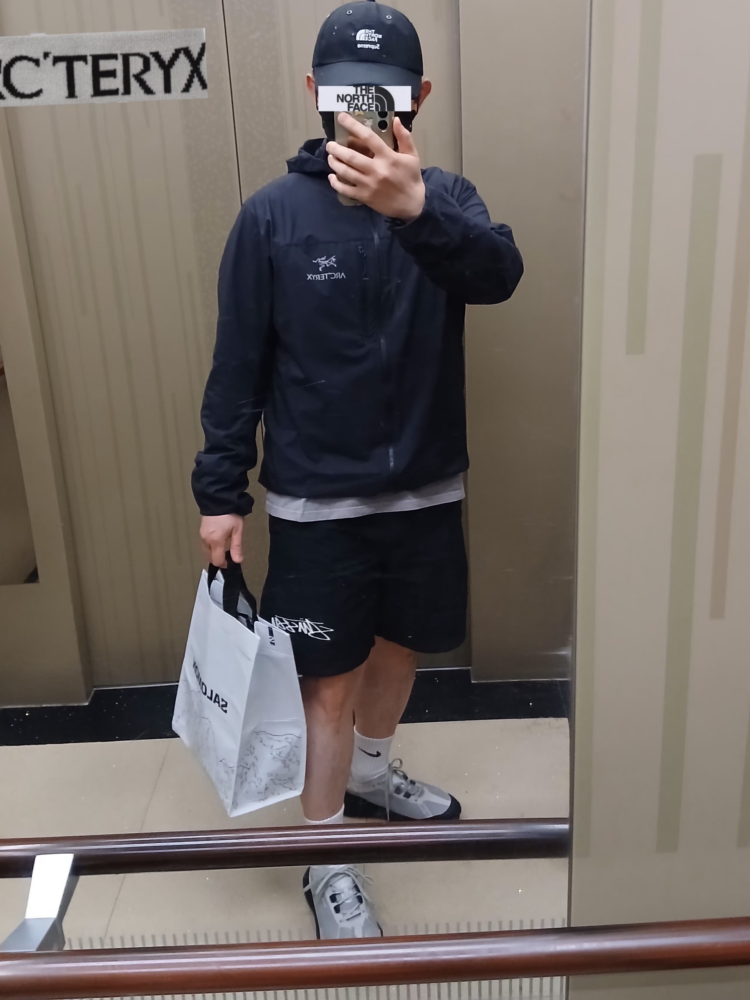 Arc'teryx Squamish Hoody Black, Nike x Stussy Shorts Black (FJ9167-010) 착용 스타일 - 4