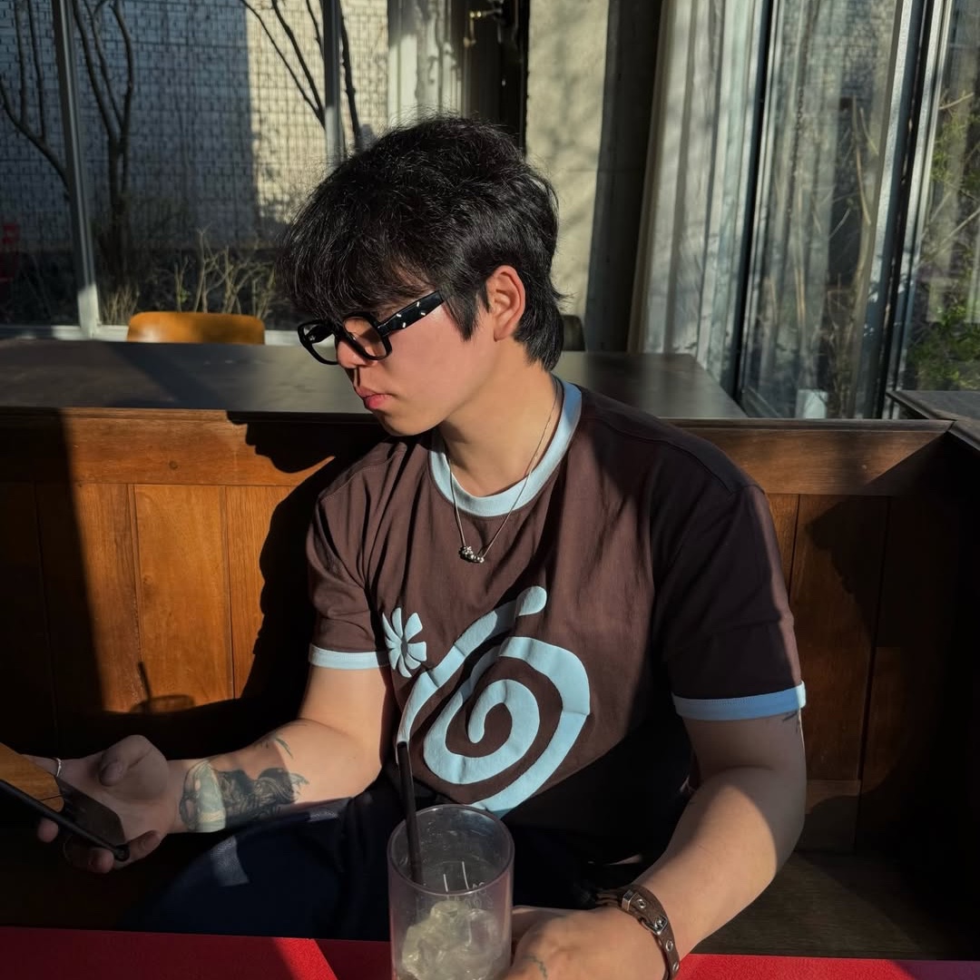 AMOU Molly Ringer T-Shirts Brown 착용 스타일 - 4