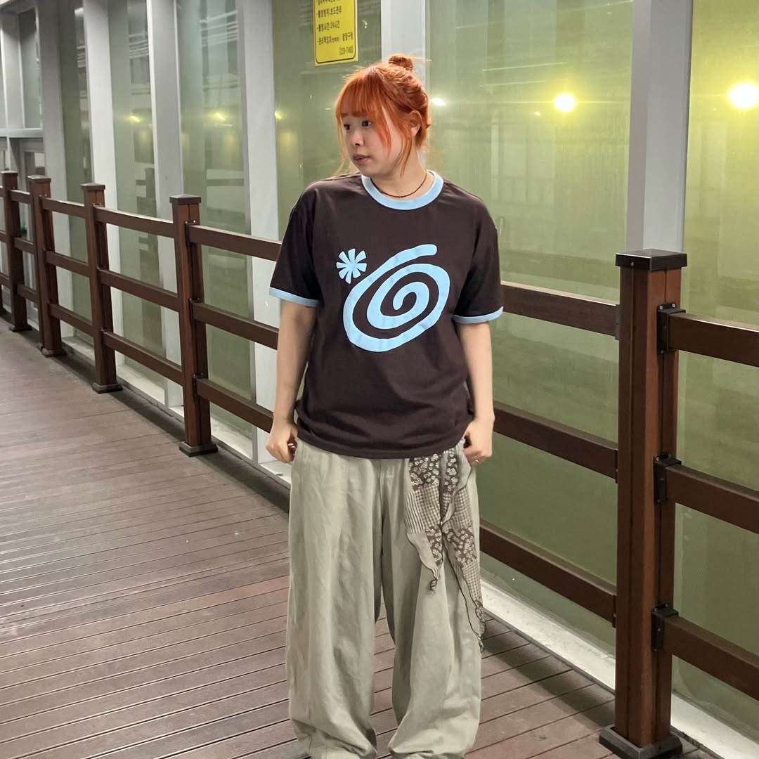 AMOU Molly Ringer T-Shirts Brown 착용 스타일 - 2
