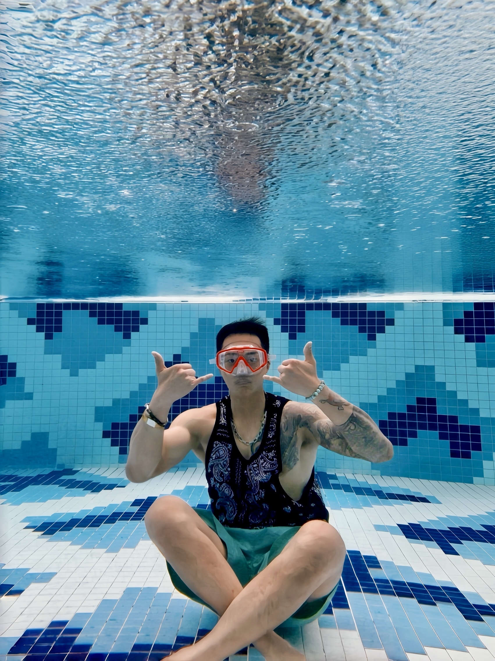 Supreme x Cressi Snorkel Set Red - 19SS, Louis Vuitton Monogram Nylon Swim Board Shorts Orange 착용 스타일 - 1