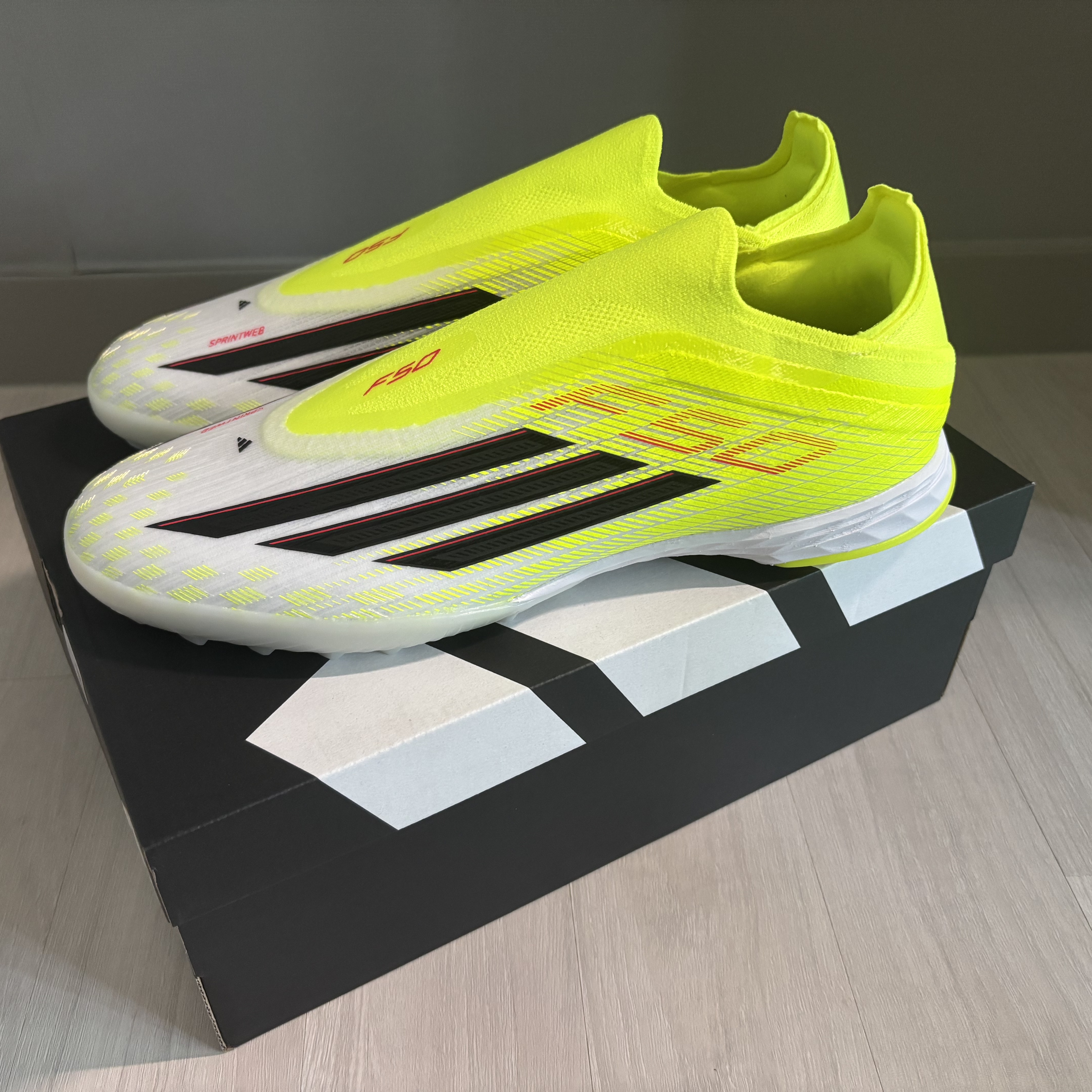 Adidas F50 Pro Laceless TF Team Solar Yellow 2 Core Black 착용 스타일