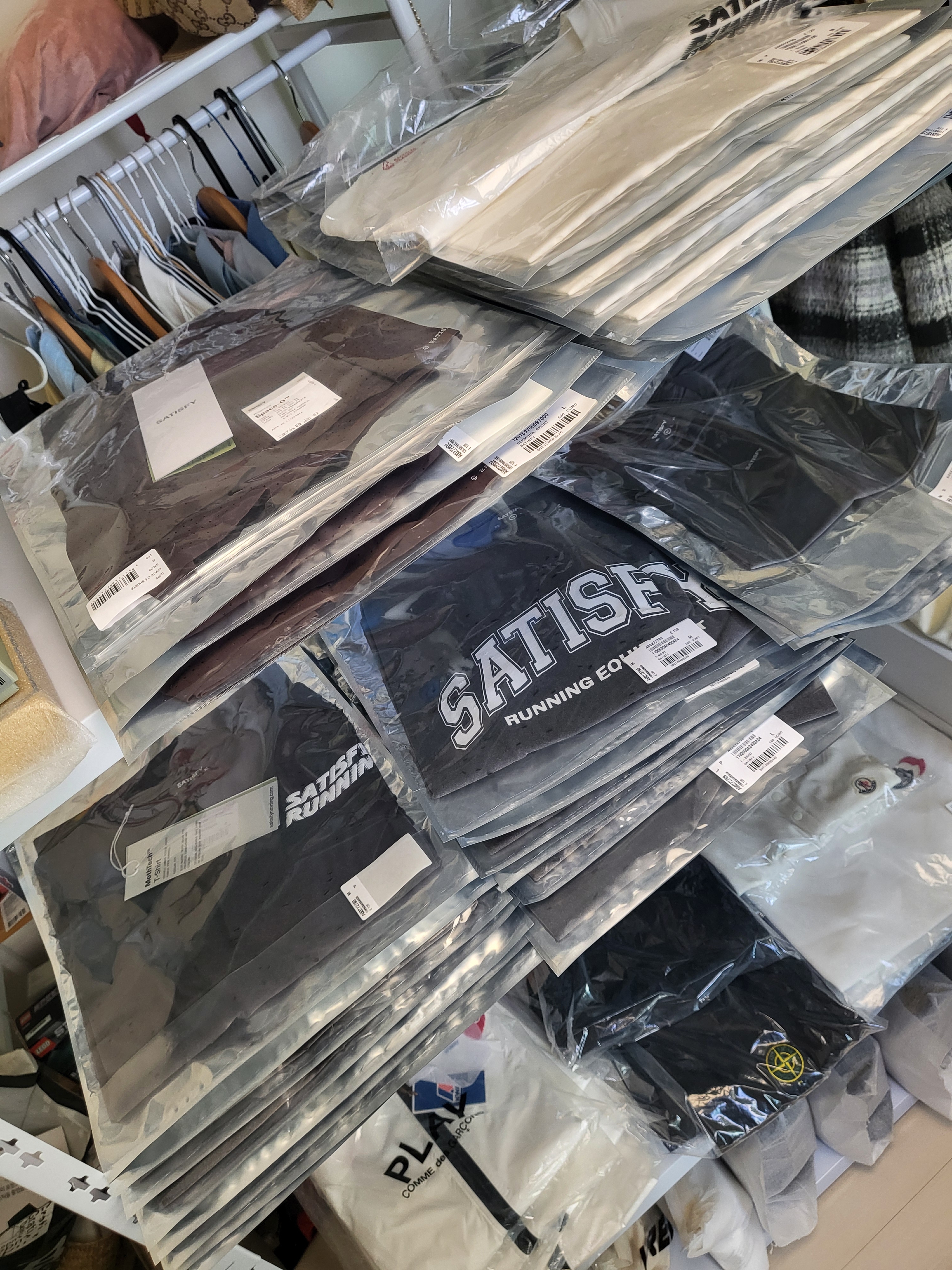 Satisfy Mothtech T-Shirt Aged Black, Play Comme des Garcons x K-Way Full Zip Jacket White 착용 스타일