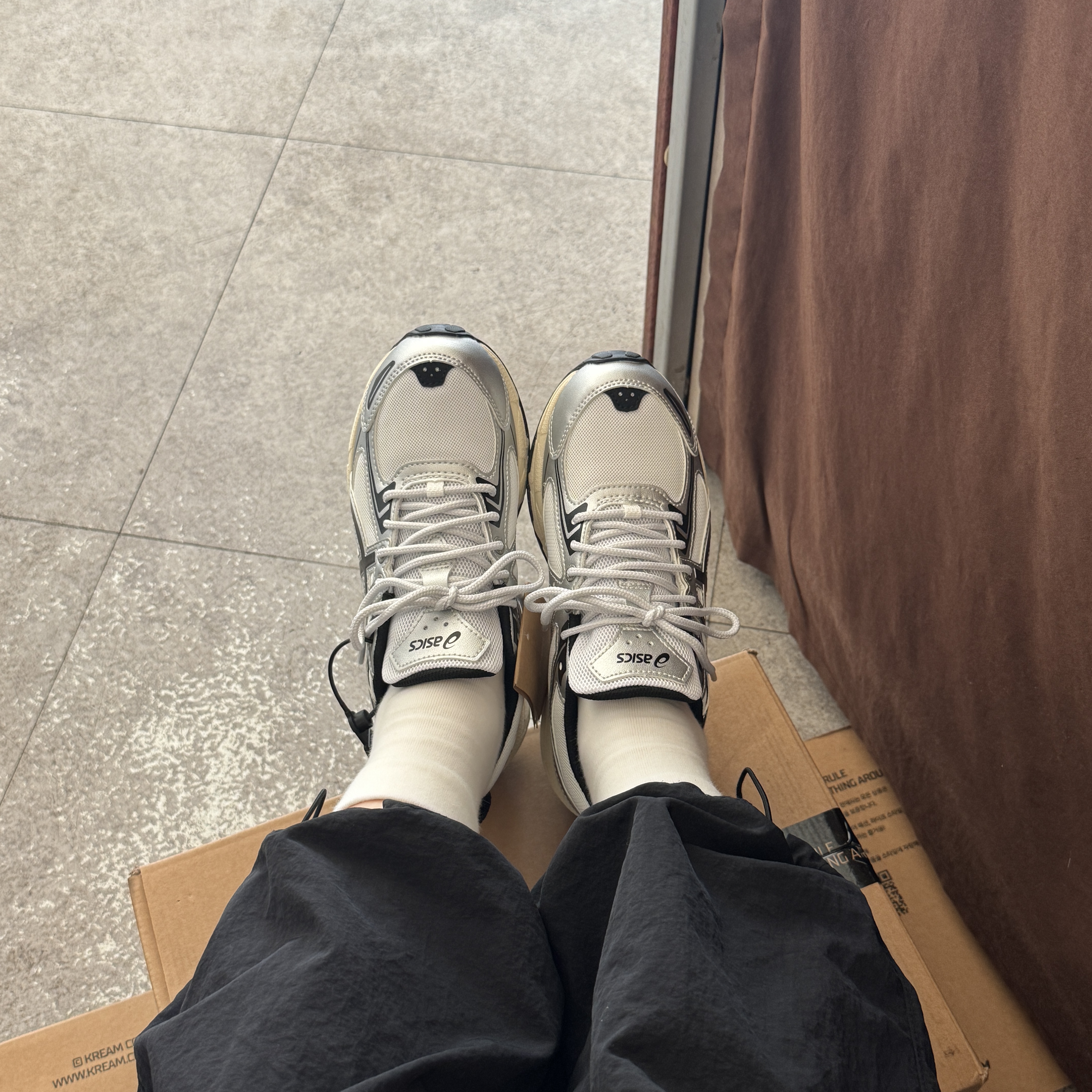Asics Gel-Venture 6 White Black 착용 스타일 - 2