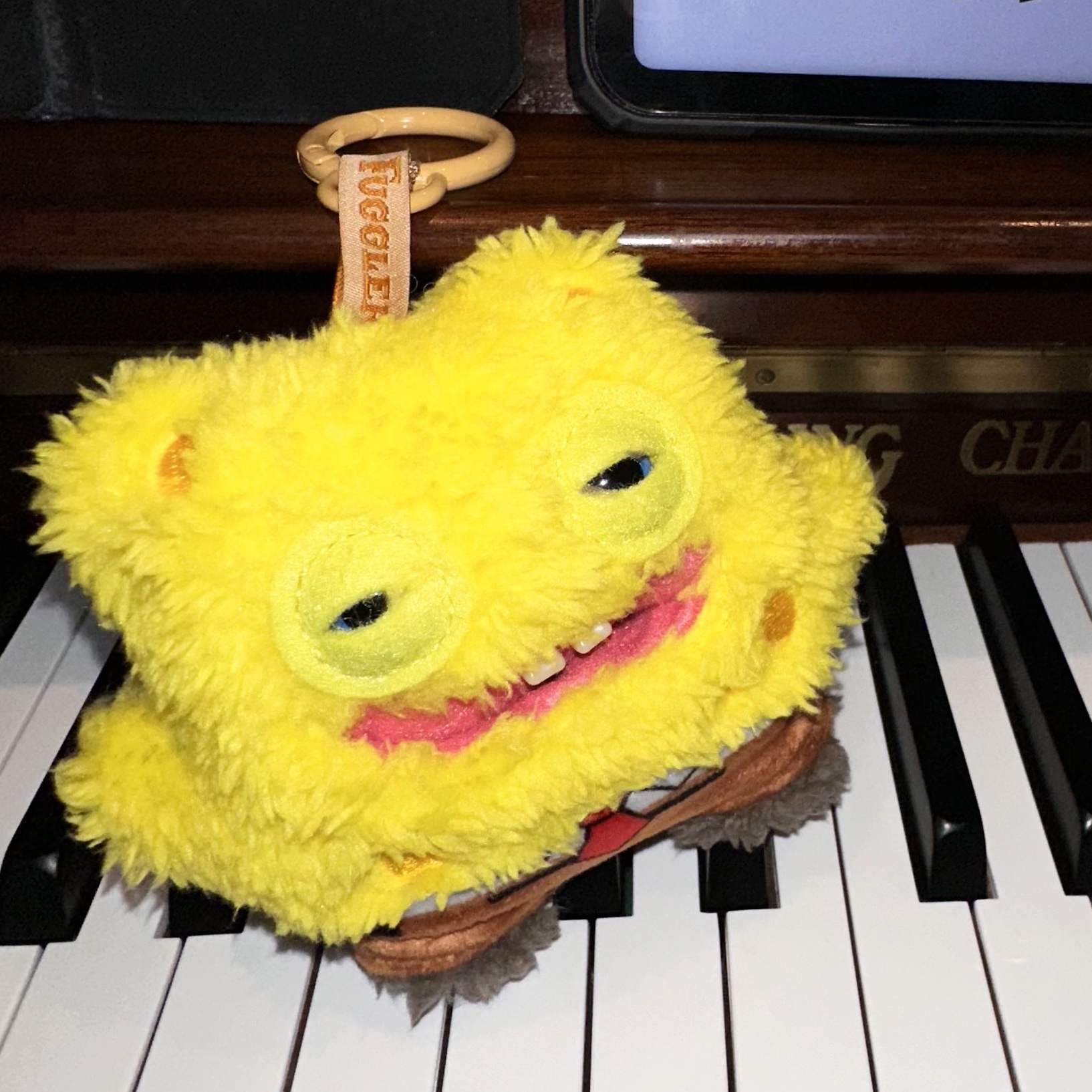 Fuggler x SpongeBob Keyring Yellow 착용 스타일