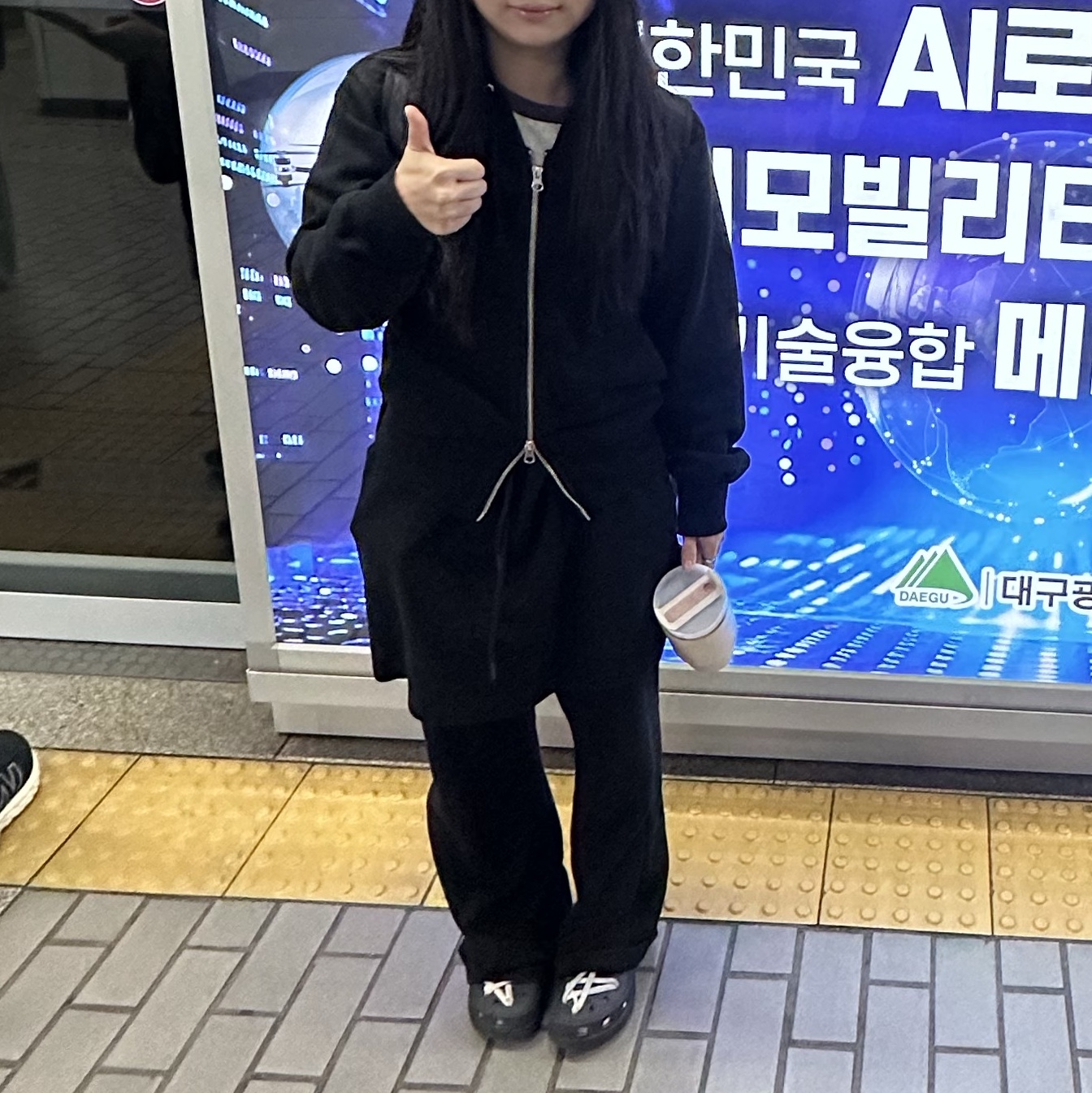 (W) Crocs Classic Platform Clog Black 착용 스타일