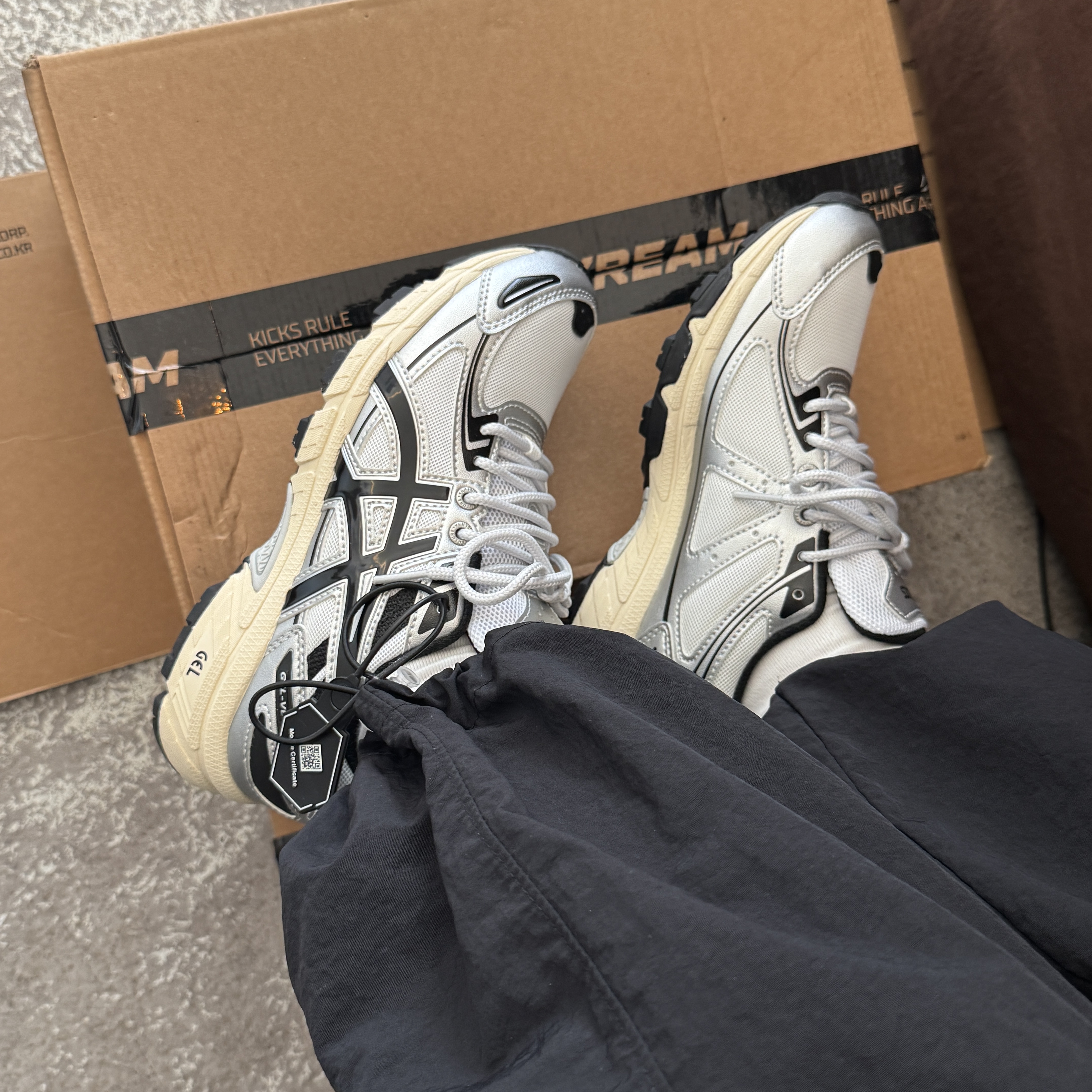 Asics Gel-Venture 6 White Black 착용 스타일 - 3