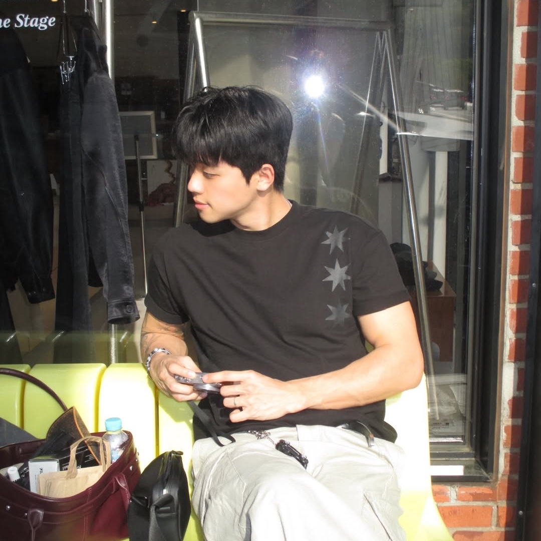 AMOU Motion Half T-Shirts Black 착용 스타일 - 4