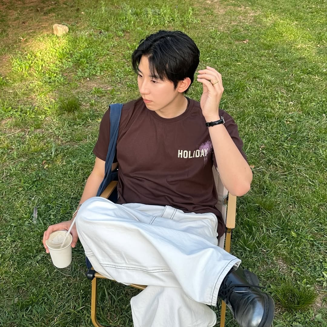 AMOU Holiday Half T-Shirts Brown 착용 스타일 - 1
