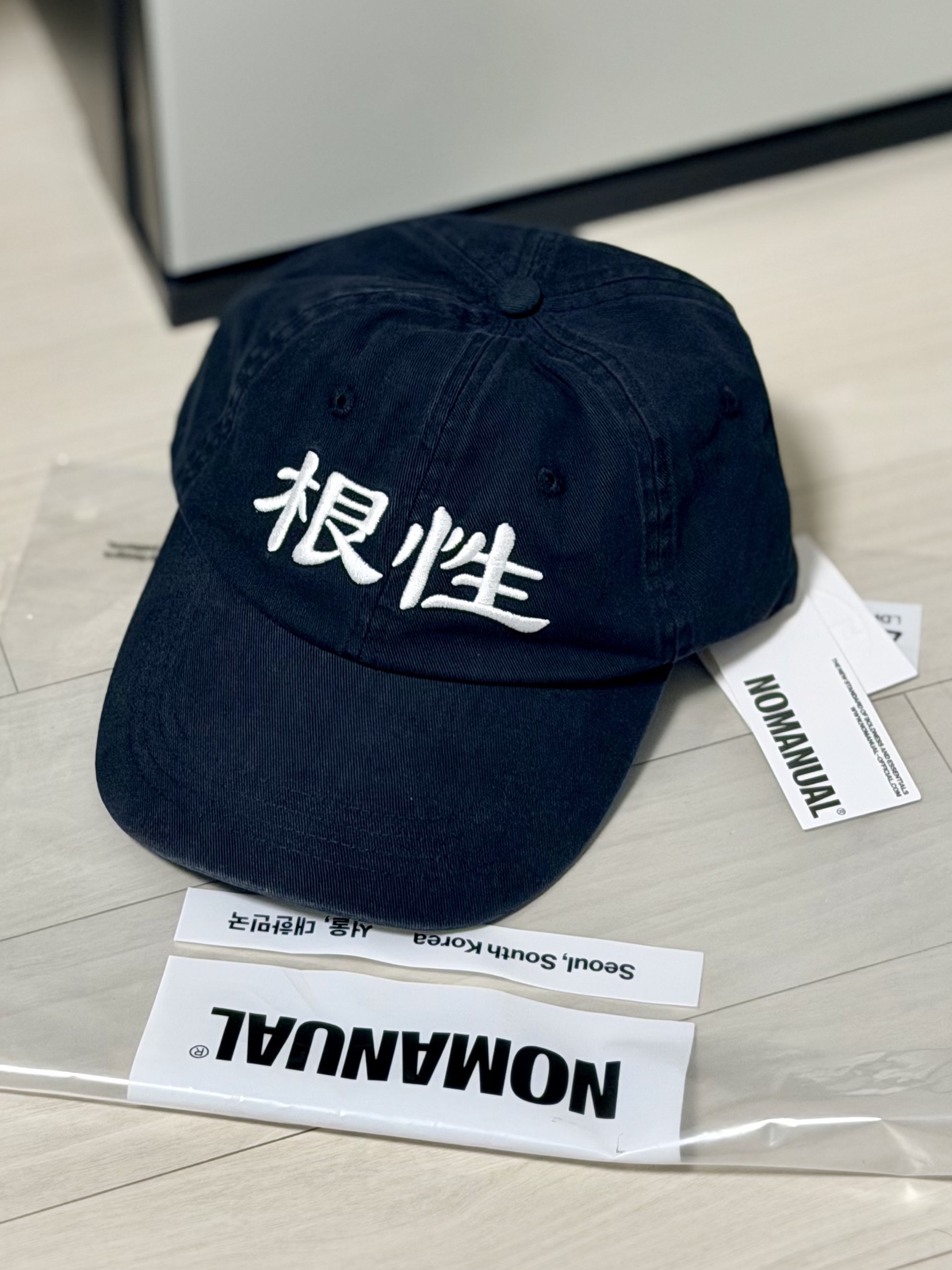 NOMANUAL x Kim Sung Mo 根性 Washed Ball Cap Black 착용 스타일