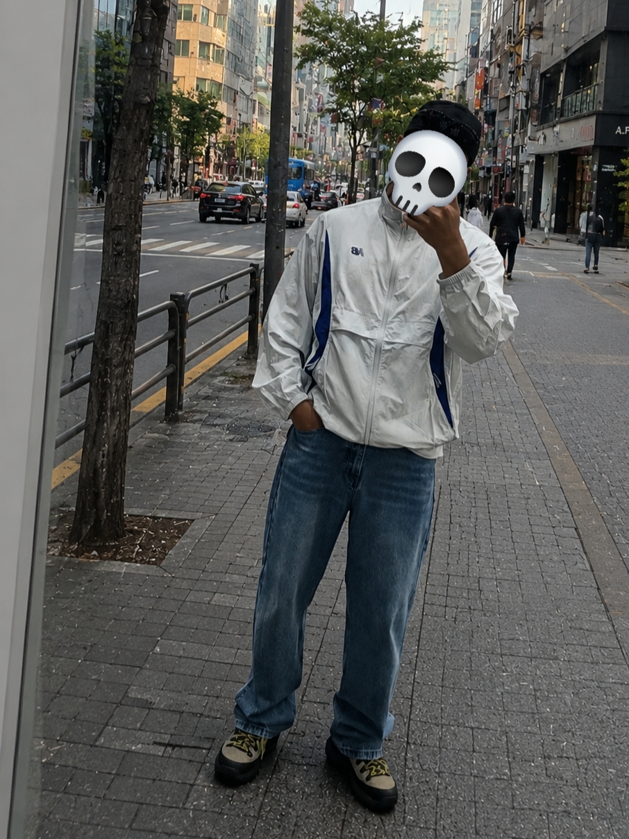 New Balance Runners Lightweight Jacket Grey 착용 스타일